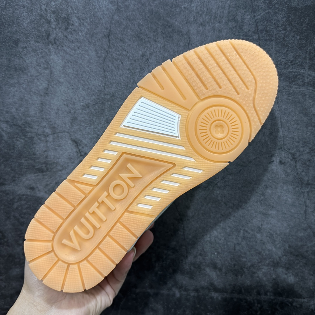 图片[9]-【天花板/Goat版】 市场最强版 没有之一的存在💪🏻 Louis Vuitton LV Trainer 系列全新版上架 手里有正品的可以对比下🆚懂货的看细节‼️ 此版品质是市场从未达到的新高度！ 整体版型 皮料 牛仔布的色差 压花纹路清晰度 后跟版型等等 都可以自行对比[机智]吊打市场所有货，怒甩十条街的那种，直接来正品对比图🆚，欢迎拿市场各大工厂的货来对比！ 尺码：35-45码-选品中心