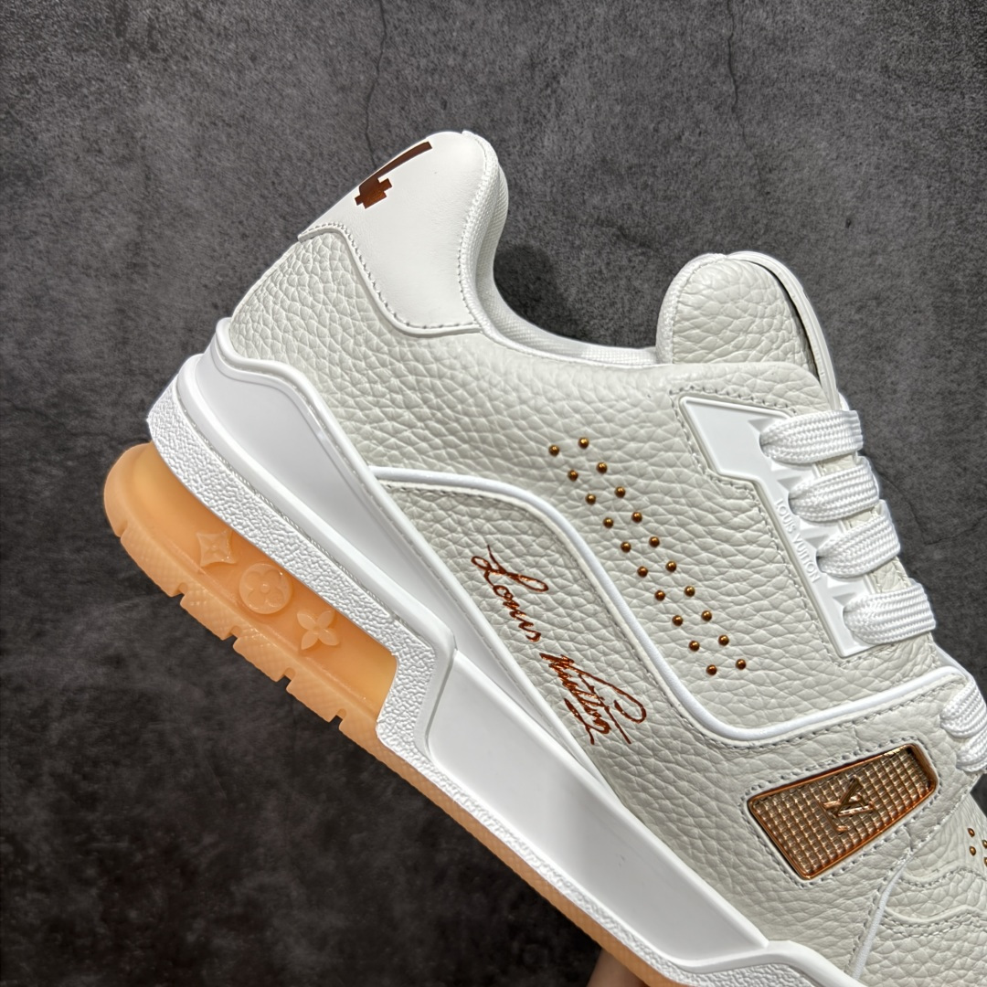 图片[7]-【天花板/Goat版】 市场最强版 没有之一的存在💪🏻 Louis Vuitton LV Trainer 系列全新版上架 手里有正品的可以对比下🆚懂货的看细节‼️ 此版品质是市场从未达到的新高度！ 整体版型 皮料 牛仔布的色差 压花纹路清晰度 后跟版型等等 都可以自行对比[机智]吊打市场所有货，怒甩十条街的那种，直接来正品对比图🆚，欢迎拿市场各大工厂的货来对比！ 尺码：35-45码-选品中心