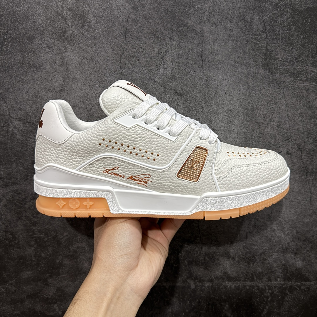 【天花板/Goat版】 市场最强版 没有之一的存在💪🏻 Louis Vuitton LV Trainer 系列全新版上架 手里有正品的可以对比下🆚懂货的看细节‼️ 此版品质是市场从未达到的新高度！ 整体版型 皮料 牛仔布的色差 压花纹路清晰度 后跟版型等等 都可以自行对比[机智]吊打市场所有货，怒甩十条街的那种，直接来正品对比图🆚，欢迎拿市场各大工厂的货来对比！ 尺码：35-45码-选品中心