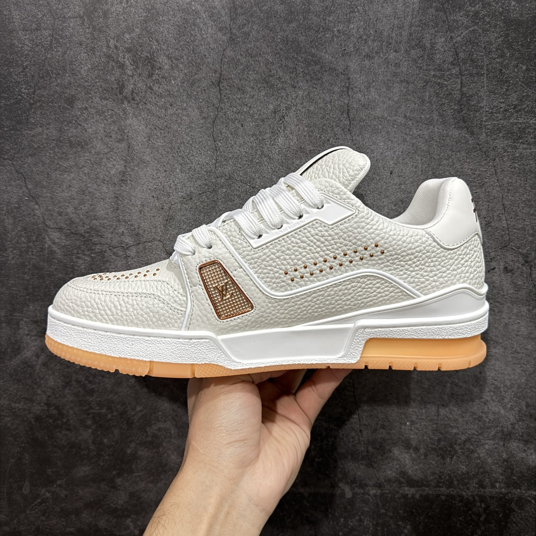 图片[2]-【天花板/Goat版】 市场最强版 没有之一的存在💪🏻 Louis Vuitton LV Trainer 系列全新版上架 手里有正品的可以对比下🆚懂货的看细节‼️ 此版品质是市场从未达到的新高度！ 整体版型 皮料 牛仔布的色差 压花纹路清晰度 后跟版型等等 都可以自行对比[机智]吊打市场所有货，怒甩十条街的那种，直接来正品对比图🆚，欢迎拿市场各大工厂的货来对比！ 尺码：35-45码-选品中心