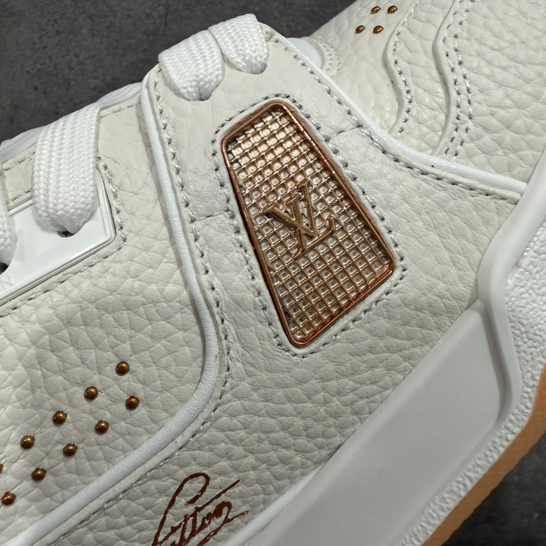 图片[4]-【天花板/Goat版】 市场最强版 没有之一的存在💪🏻 Louis Vuitton LV Trainer 系列全新版上架 手里有正品的可以对比下🆚懂货的看细节‼️ 此版品质是市场从未达到的新高度！ 整体版型 皮料 牛仔布的色差 压花纹路清晰度 后跟版型等等 都可以自行对比[机智]吊打市场所有货，怒甩十条街的那种，直接来正品对比图🆚，欢迎拿市场各大工厂的货来对比！ 尺码：35-45码-选品中心