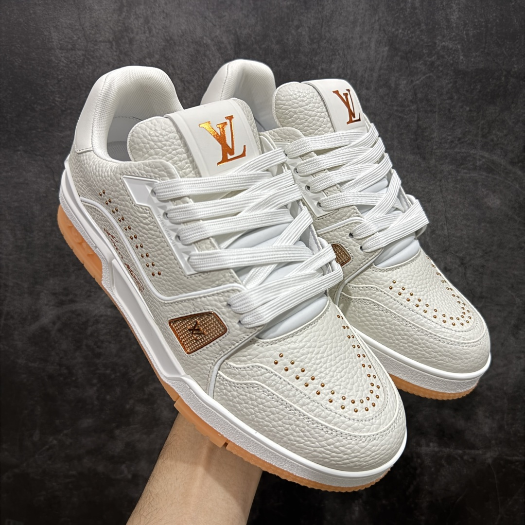 【天花板/Goat版】 市场最强版 没有之一的存在💪🏻 Louis Vuitton LV Trainer 系列全新版上架 手里有正品的可以对比下🆚懂货的看细节‼️ 此版品质是市场从未达到的新高度！ 整体版型 皮料 牛仔布的色差 压花纹路清晰度 后跟版型等等 都可以自行对比[机智]吊打市场所有货，怒甩十条街的那种，直接来正品对比图🆚，欢迎拿市场各大工厂的货来对比！ 尺码：35-45码-选品中心