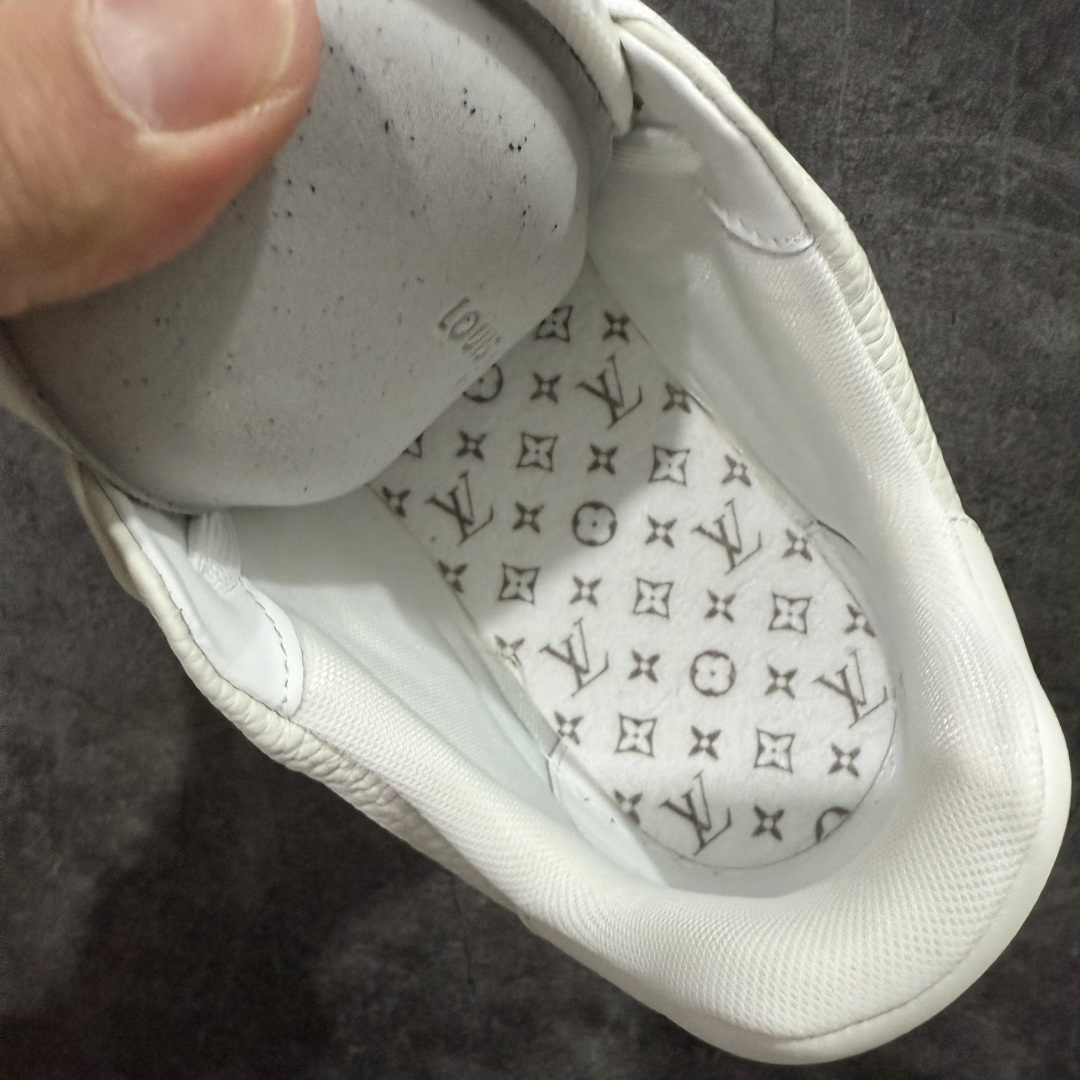 图片[9]-【天花板/Goat版】 市场最强版 没有之一的存在💪🏻 Louis Vuitton LV Trainer 系列全新版上架 手里有正品的可以对比下🆚懂货的看细节‼️ 此版品质是市场从未达到的新高度！ 整体版型 皮料 牛仔布的色差 压花纹路清晰度 后跟版型等等 都可以自行对比[机智]吊打市场所有货，怒甩十条街的那种，直接来正品对比图🆚，欢迎拿市场各大工厂的货来对比！ 尺码：35-45码-选品中心