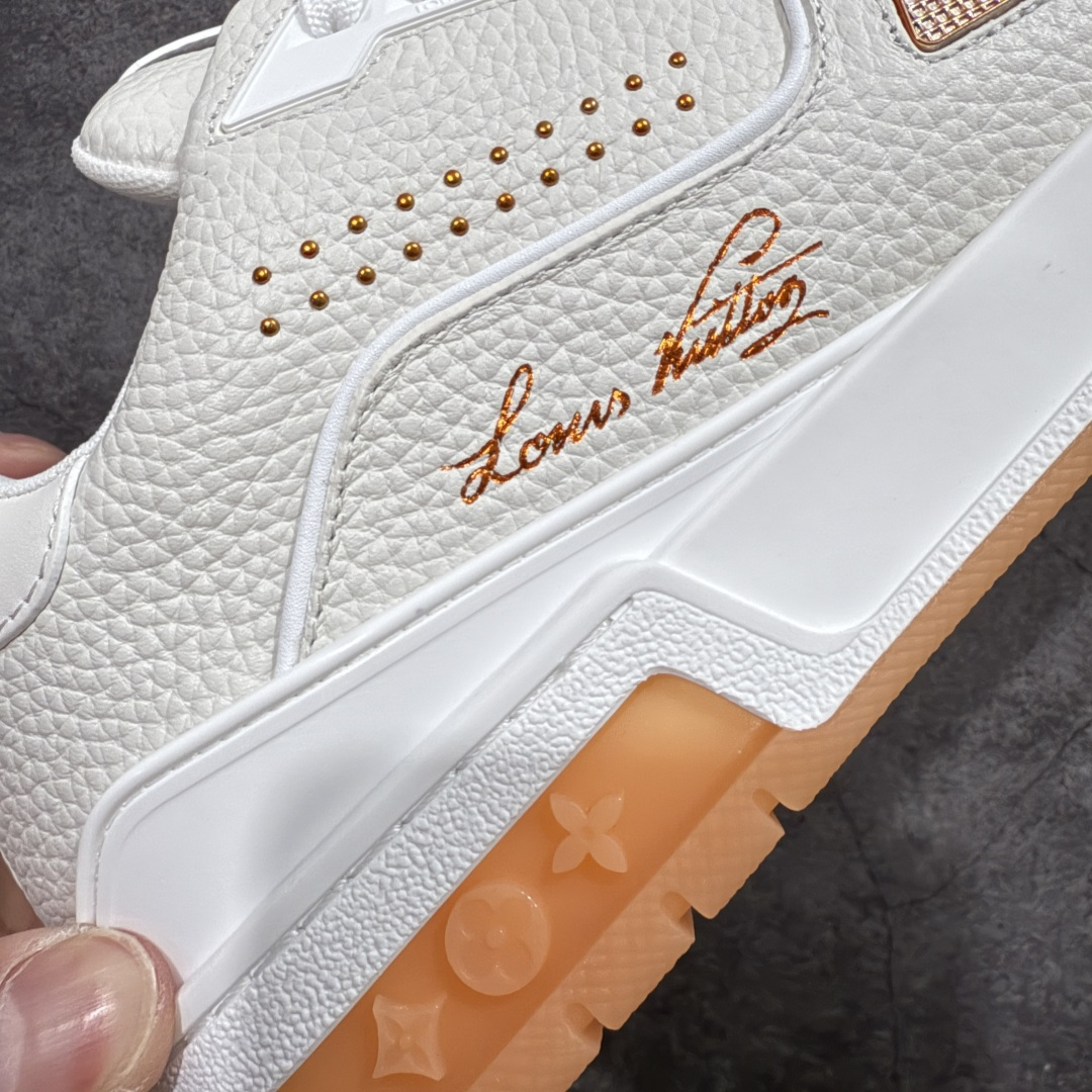 图片[3]-【天花板/Goat版】 市场最强版 没有之一的存在💪🏻 Louis Vuitton LV Trainer 系列全新版上架 手里有正品的可以对比下🆚懂货的看细节‼️ 此版品质是市场从未达到的新高度！ 整体版型 皮料 牛仔布的色差 压花纹路清晰度 后跟版型等等 都可以自行对比[机智]吊打市场所有货，怒甩十条街的那种，直接来正品对比图🆚，欢迎拿市场各大工厂的货来对比！ 尺码：35-45码-选品中心