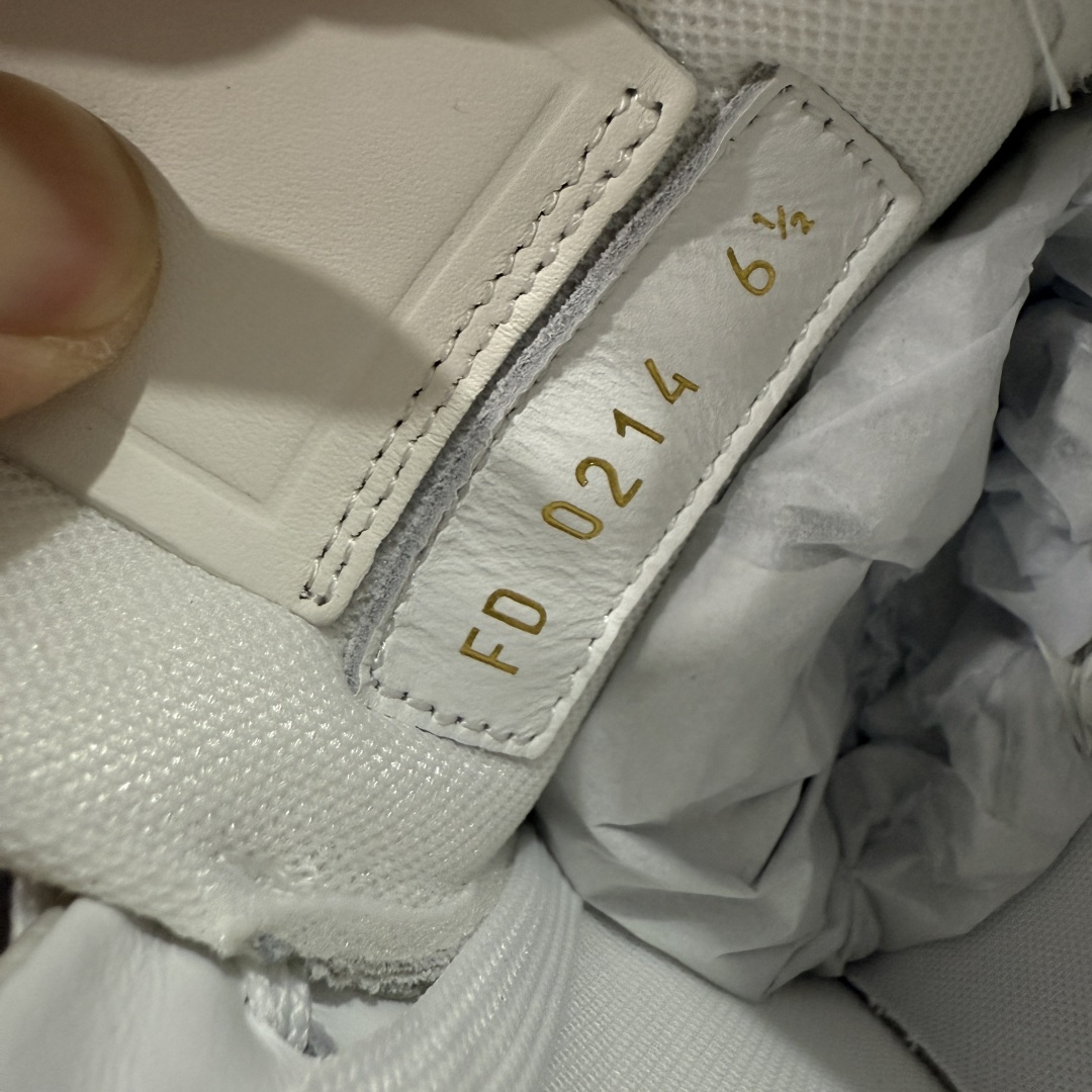 图片[7]-【天花板/Goat版】 市场最强版 没有之一的存在💪🏻 Louis Vuitton LV Trainer 系列全新版上架 手里有正品的可以对比下🆚懂货的看细节‼️ 此版品质是市场从未达到的新高度！ 整体版型 皮料 牛仔布的色差 压花纹路清晰度 后跟版型等等 都可以自行对比[机智]吊打市场所有货，怒甩十条街的那种，直接来正品对比图🆚，欢迎拿市场各大工厂的货来对比！ 尺码：35-45码-选品中心