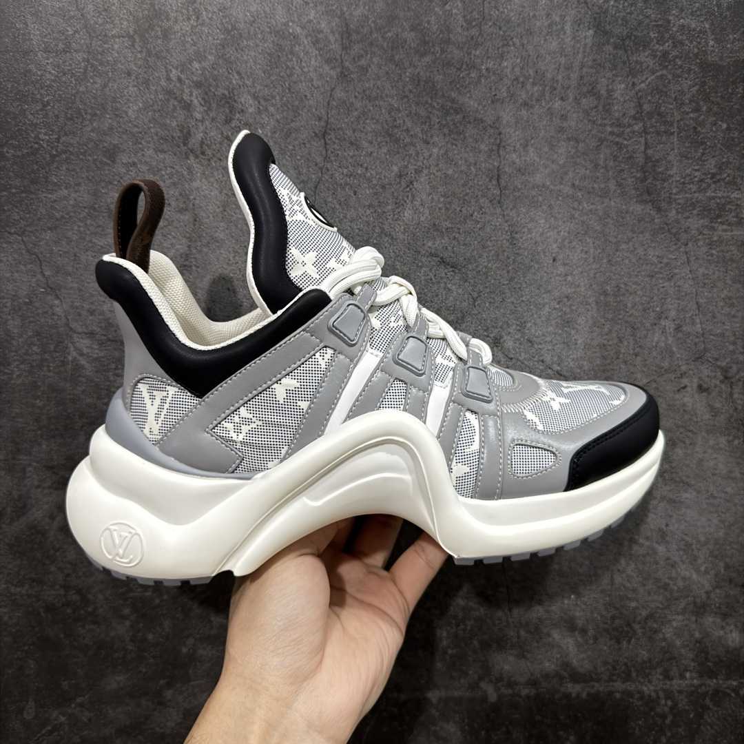 【YS纯原】广奢高端货Louis Vuitton 路易威登LV Archlight Sneakers系列 真皮拼色弓型拱桥底运动鞋 INS炸款 · 米兰走秀风 高奢质感 ✦ 高奢品牌走秀款 · 复古老爹+舞蹈弓型轮廓 ✦ 升级原装5D礼盒+全套原装配件 ✦ 支持NFC感应 · 直接跳转官网 ✦ 头层小牛皮革饰片 · 细节干净利落 ✦ 原厂网面+真皮拼接 · 透气不闷脚 ✦ 独立开发 TPU回弹中底 · 轻量缓震 ✦ 组合 TPR耐磨大底 · 抓地稳、耐穿强 ✦ 超软皮内里+柔软脚垫 · 上脚一秒舒适 尺码:35-39-选品中心