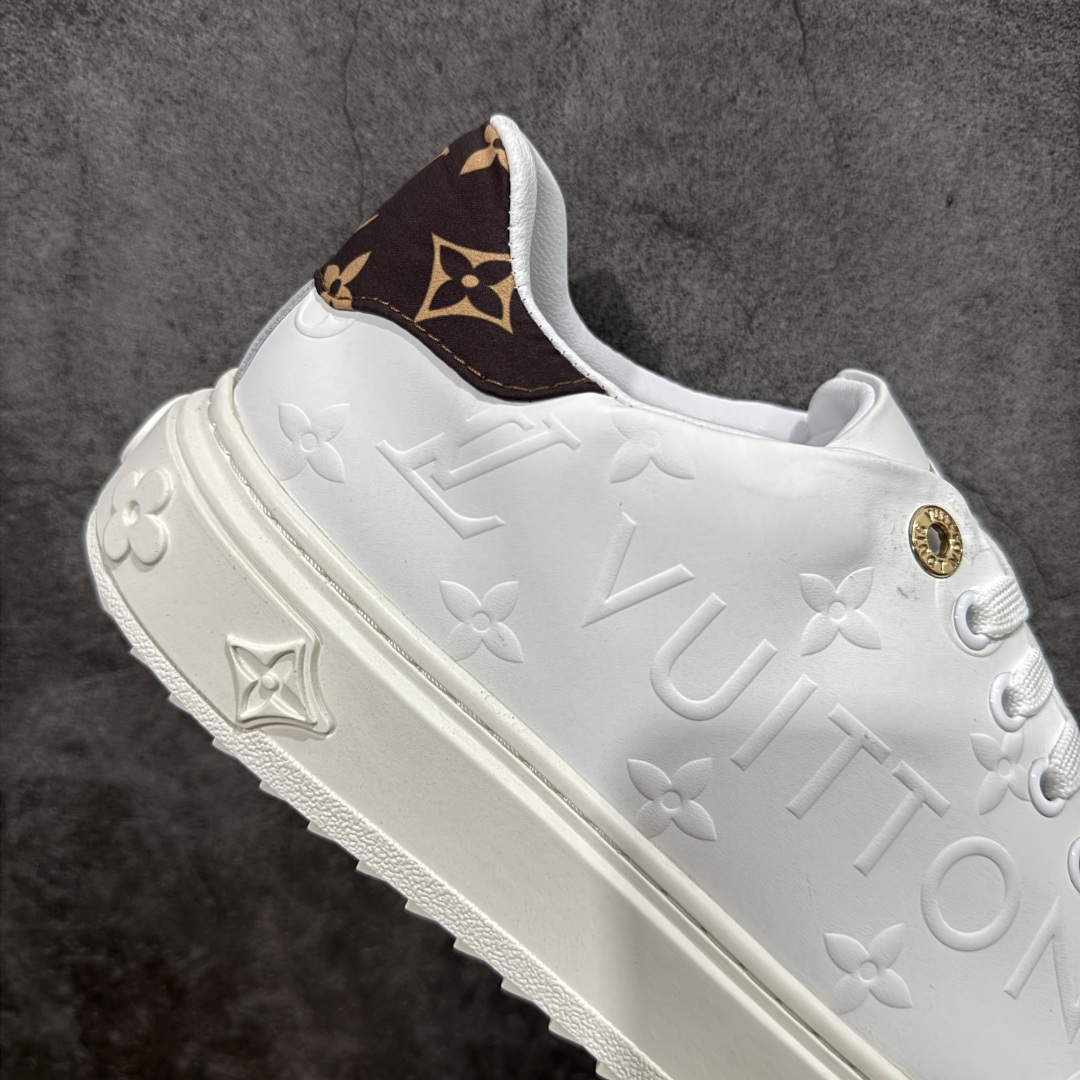 图片[7]-【YS纯原】广奢高端货Louis Vuitton New Arrival 系列 LV Time Out 情侣小白鞋｜ ✦ 小白鞋正统线条：干净、高级、显脚瘦 ✦ 经典 Monogram 老花：辨识度满分，一眼奢侈 ✦ 进口头层小牛皮鞋面：细腻、柔韧、鞋面更挺括 ✦ 羊皮内里：脚感软糯不磨脚，全天穿无压力 ✦ 原楦开发：版型挺拔、比例更精致 ✦ 鞋边立体雕花纹理：细节完全到位，质感直观可见 ✦ 轻量橡胶大底：抓地防滑，上脚轻盈不累 ✦ 情侣款百搭属性：通勤、休闲、旅行全能搭配 ✦ 专柜级包装：原装鞋盒 / 防尘袋 / 配件齐全 尺码：35-45-选品中心