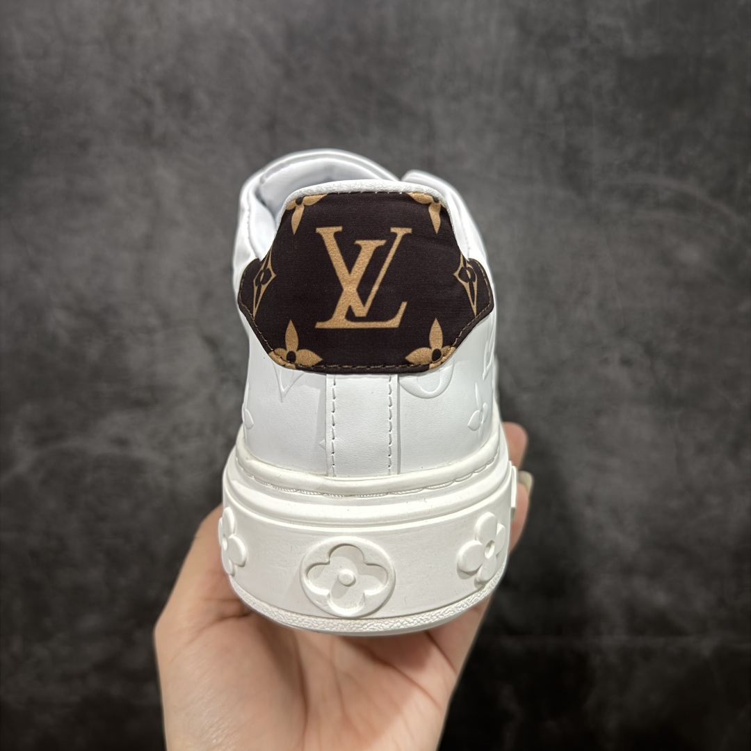 图片[4]-【YS纯原】广奢高端货Louis Vuitton New Arrival 系列 LV Time Out 情侣小白鞋｜ ✦ 小白鞋正统线条：干净、高级、显脚瘦 ✦ 经典 Monogram 老花：辨识度满分，一眼奢侈 ✦ 进口头层小牛皮鞋面：细腻、柔韧、鞋面更挺括 ✦ 羊皮内里：脚感软糯不磨脚，全天穿无压力 ✦ 原楦开发：版型挺拔、比例更精致 ✦ 鞋边立体雕花纹理：细节完全到位，质感直观可见 ✦ 轻量橡胶大底：抓地防滑，上脚轻盈不累 ✦ 情侣款百搭属性：通勤、休闲、旅行全能搭配 ✦ 专柜级包装：原装鞋盒 / 防尘袋 / 配件齐全 尺码：35-45-选品中心