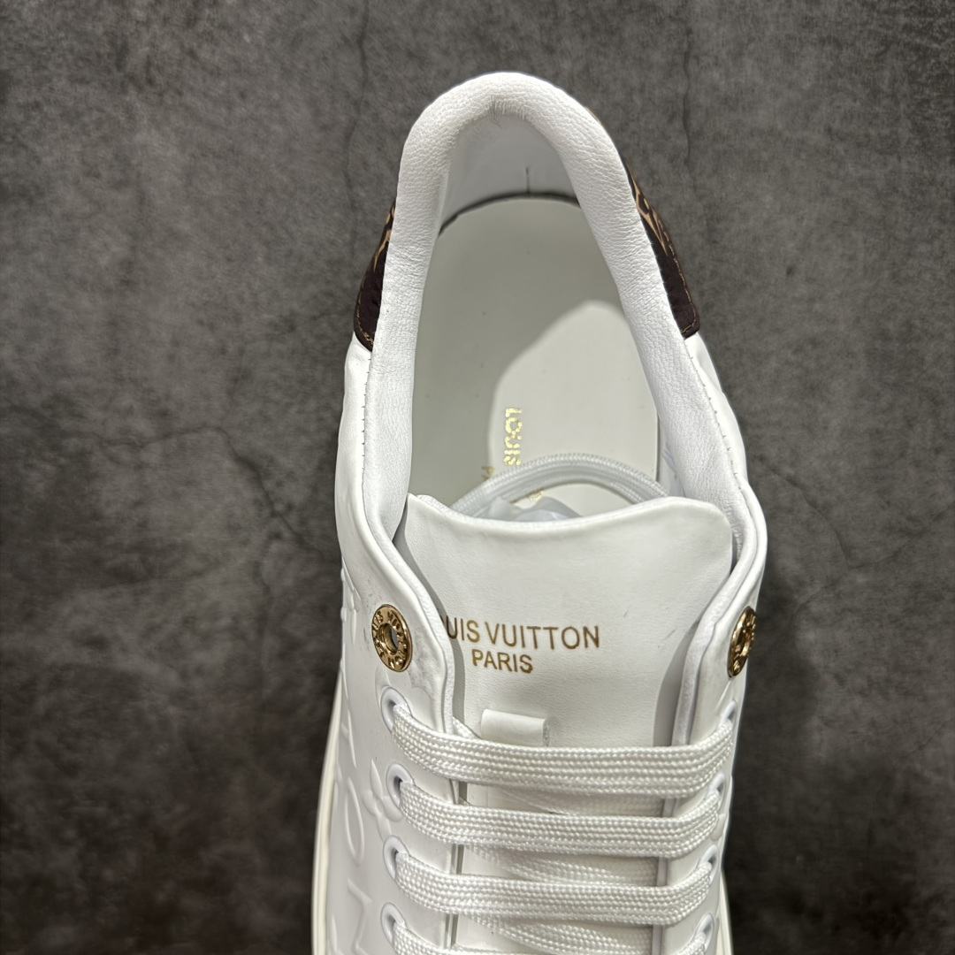 图片[8]-【YS纯原】广奢高端货Louis Vuitton New Arrival 系列 LV Time Out 情侣小白鞋｜ ✦ 小白鞋正统线条：干净、高级、显脚瘦 ✦ 经典 Monogram 老花：辨识度满分，一眼奢侈 ✦ 进口头层小牛皮鞋面：细腻、柔韧、鞋面更挺括 ✦ 羊皮内里：脚感软糯不磨脚，全天穿无压力 ✦ 原楦开发：版型挺拔、比例更精致 ✦ 鞋边立体雕花纹理：细节完全到位，质感直观可见 ✦ 轻量橡胶大底：抓地防滑，上脚轻盈不累 ✦ 情侣款百搭属性：通勤、休闲、旅行全能搭配 ✦ 专柜级包装：原装鞋盒 / 防尘袋 / 配件齐全 尺码：35-45-选品中心