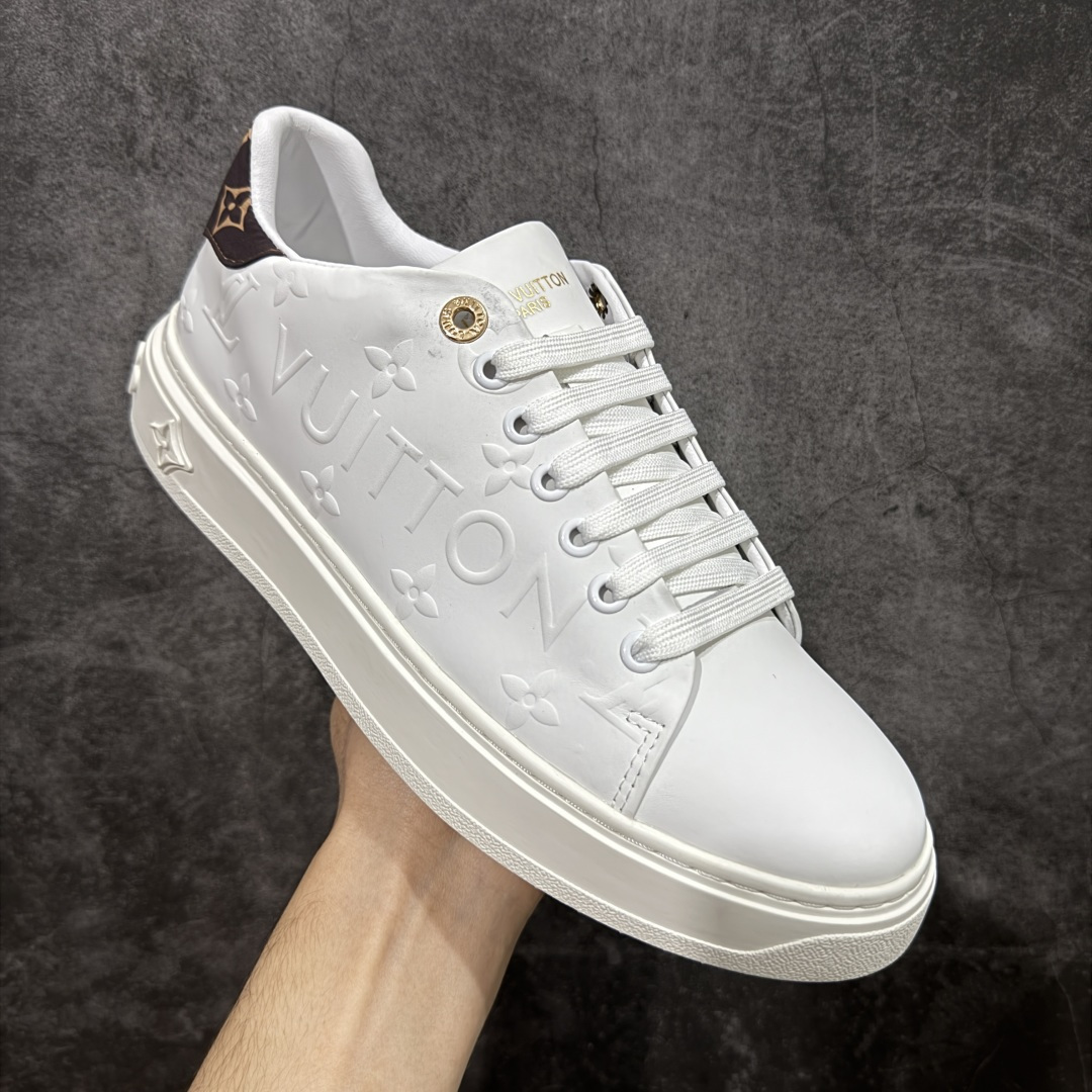 图片[3]-【YS纯原】广奢高端货Louis Vuitton New Arrival 系列 LV Time Out 情侣小白鞋｜ ✦ 小白鞋正统线条：干净、高级、显脚瘦 ✦ 经典 Monogram 老花：辨识度满分，一眼奢侈 ✦ 进口头层小牛皮鞋面：细腻、柔韧、鞋面更挺括 ✦ 羊皮内里：脚感软糯不磨脚，全天穿无压力 ✦ 原楦开发：版型挺拔、比例更精致 ✦ 鞋边立体雕花纹理：细节完全到位，质感直观可见 ✦ 轻量橡胶大底：抓地防滑，上脚轻盈不累 ✦ 情侣款百搭属性：通勤、休闲、旅行全能搭配 ✦ 专柜级包装：原装鞋盒 / 防尘袋 / 配件齐全 尺码：35-45-选品中心