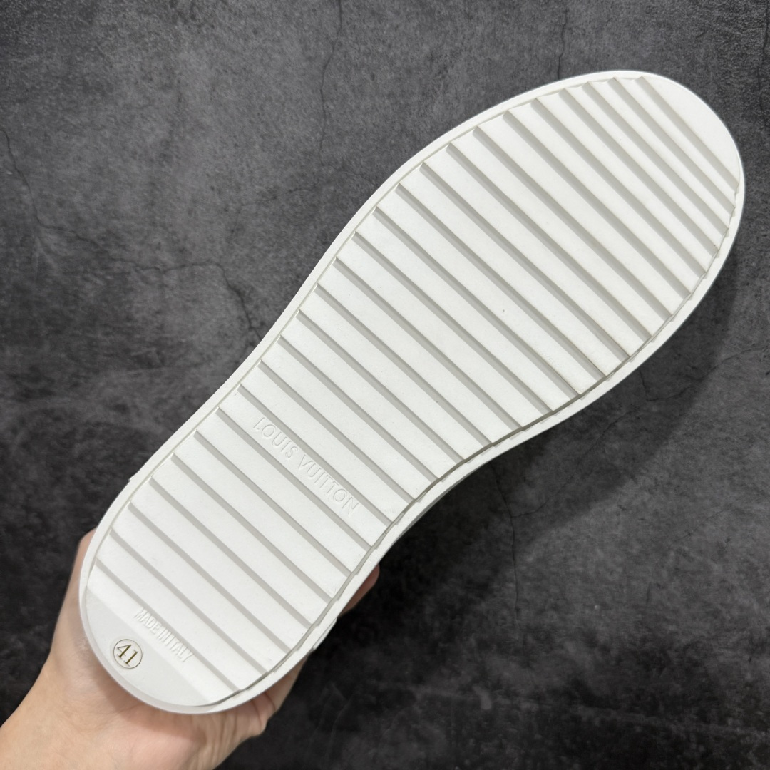 图片[9]-【YS纯原】广奢高端货Louis Vuitton New Arrival 系列 LV Time Out 情侣小白鞋｜ ✦ 小白鞋正统线条：干净、高级、显脚瘦 ✦ 经典 Monogram 老花：辨识度满分，一眼奢侈 ✦ 进口头层小牛皮鞋面：细腻、柔韧、鞋面更挺括 ✦ 羊皮内里：脚感软糯不磨脚，全天穿无压力 ✦ 原楦开发：版型挺拔、比例更精致 ✦ 鞋边立体雕花纹理：细节完全到位，质感直观可见 ✦ 轻量橡胶大底：抓地防滑，上脚轻盈不累 ✦ 情侣款百搭属性：通勤、休闲、旅行全能搭配 ✦ 专柜级包装：原装鞋盒 / 防尘袋 / 配件齐全 尺码：35-45-选品中心