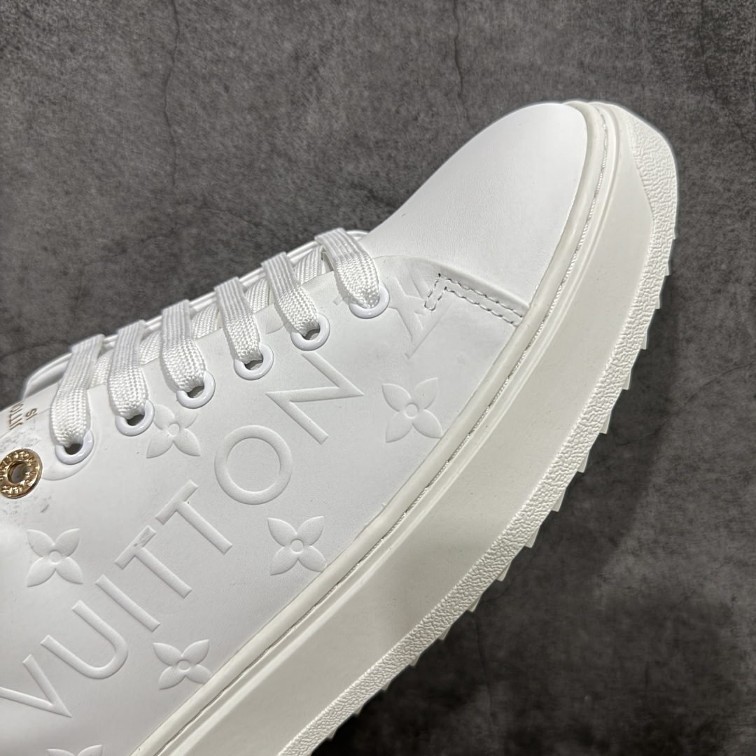 图片[6]-【YS纯原】广奢高端货Louis Vuitton New Arrival 系列 LV Time Out 情侣小白鞋｜ ✦ 小白鞋正统线条：干净、高级、显脚瘦 ✦ 经典 Monogram 老花：辨识度满分，一眼奢侈 ✦ 进口头层小牛皮鞋面：细腻、柔韧、鞋面更挺括 ✦ 羊皮内里：脚感软糯不磨脚，全天穿无压力 ✦ 原楦开发：版型挺拔、比例更精致 ✦ 鞋边立体雕花纹理：细节完全到位，质感直观可见 ✦ 轻量橡胶大底：抓地防滑，上脚轻盈不累 ✦ 情侣款百搭属性：通勤、休闲、旅行全能搭配 ✦ 专柜级包装：原装鞋盒 / 防尘袋 / 配件齐全 尺码：35-45-选品中心
