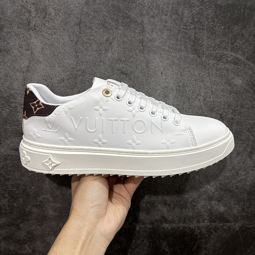 【YS纯原】广奢高端货Louis Vuitton New Arrival 系列 LV Time Out 情侣小白鞋| ✦ 小白鞋正统线条:干净、高级、显脚瘦 ✦ 经典 Monogram 老花:辨识度满分,一眼奢侈 ✦ 进口头层小牛皮鞋面:细腻、柔韧、鞋面更挺括 ✦ 羊皮内里:脚感软糯不磨脚,全天穿无压力 ✦ 原楦开发:版型挺拔、比例更精致 ✦ 鞋边立体雕花纹理:细节完全到位,质感直观可见 ✦ 轻量橡胶大底:抓地防滑,上脚轻盈不累 ✦ 情侣款百搭属性:通勤、休闲、旅行全能搭配 ✦ 专柜级包装:原装鞋盒 / 防尘袋 / 配件齐全 尺码:35-45-选品中心