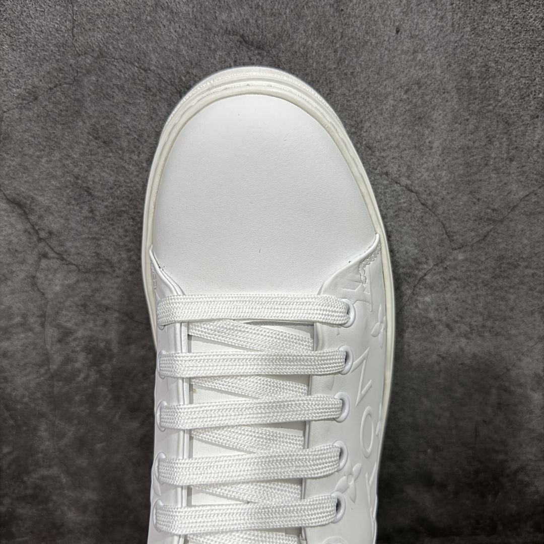 图片[5]-【YS纯原】广奢高端货Louis Vuitton New Arrival 系列 LV Time Out 情侣小白鞋｜ ✦ 小白鞋正统线条：干净、高级、显脚瘦 ✦ 经典 Monogram 老花：辨识度满分，一眼奢侈 ✦ 进口头层小牛皮鞋面：细腻、柔韧、鞋面更挺括 ✦ 羊皮内里：脚感软糯不磨脚，全天穿无压力 ✦ 原楦开发：版型挺拔、比例更精致 ✦ 鞋边立体雕花纹理：细节完全到位，质感直观可见 ✦ 轻量橡胶大底：抓地防滑，上脚轻盈不累 ✦ 情侣款百搭属性：通勤、休闲、旅行全能搭配 ✦ 专柜级包装：原装鞋盒 / 防尘袋 / 配件齐全 尺码：35-45-选品中心