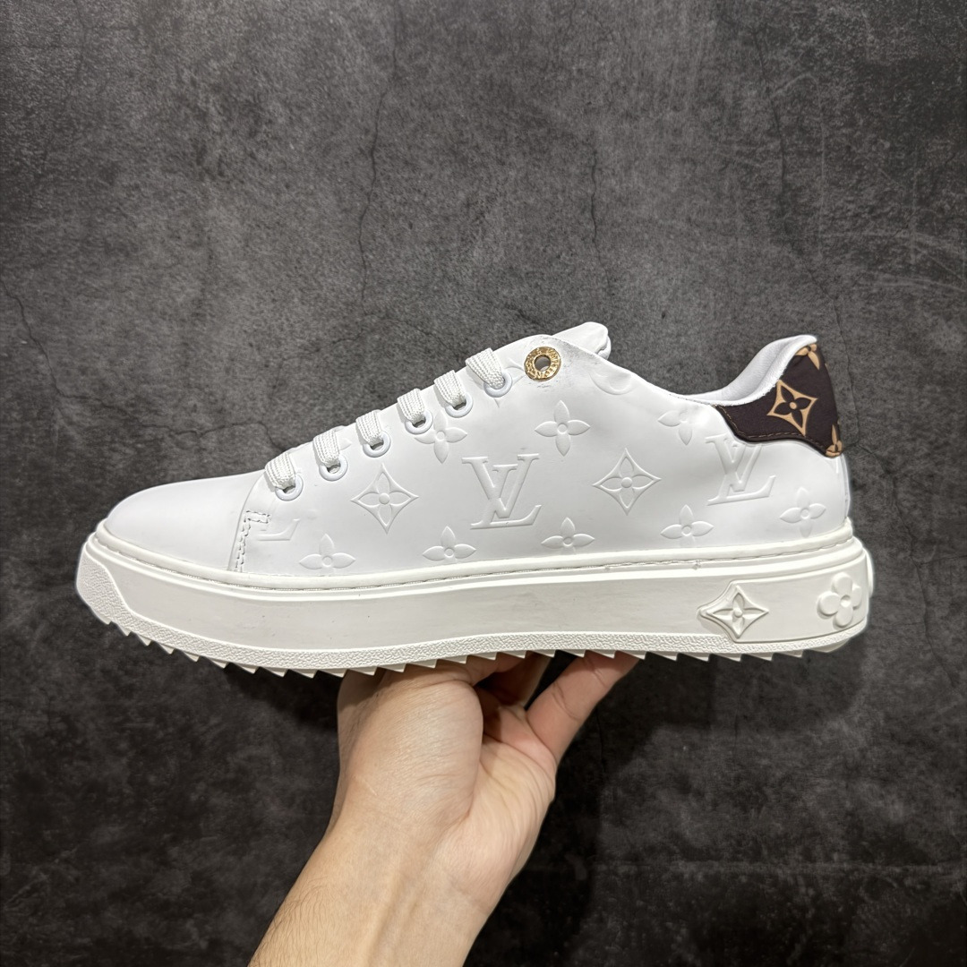 图片[2]-【YS纯原】广奢高端货Louis Vuitton New Arrival 系列 LV Time Out 情侣小白鞋｜ ✦ 小白鞋正统线条：干净、高级、显脚瘦 ✦ 经典 Monogram 老花：辨识度满分，一眼奢侈 ✦ 进口头层小牛皮鞋面：细腻、柔韧、鞋面更挺括 ✦ 羊皮内里：脚感软糯不磨脚，全天穿无压力 ✦ 原楦开发：版型挺拔、比例更精致 ✦ 鞋边立体雕花纹理：细节完全到位，质感直观可见 ✦ 轻量橡胶大底：抓地防滑，上脚轻盈不累 ✦ 情侣款百搭属性：通勤、休闲、旅行全能搭配 ✦ 专柜级包装：原装鞋盒 / 防尘袋 / 配件齐全 尺码：35-45-选品中心