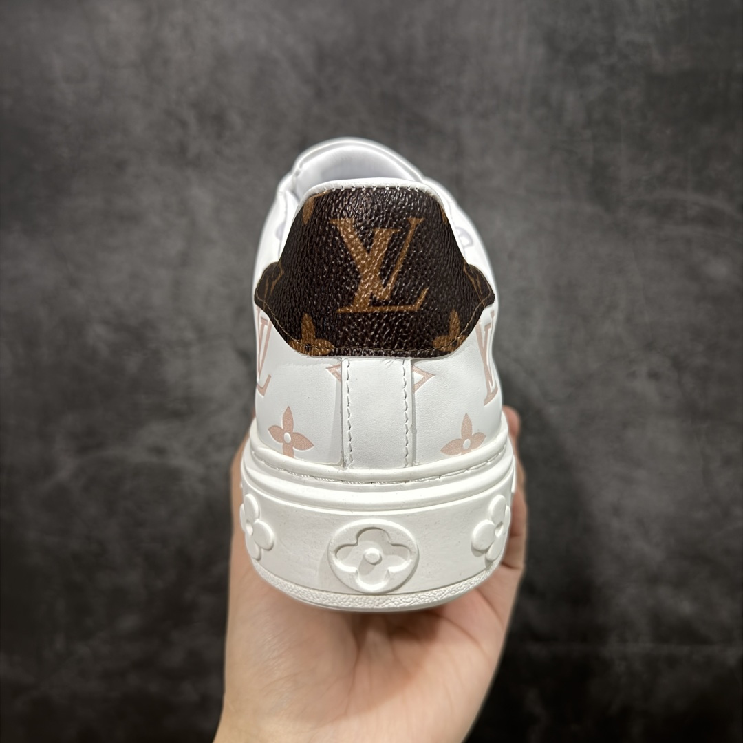 图片[4]-【YS纯原】广奢高端货Louis Vuitton New Arrival 系列 LV Time Out 情侣小白鞋｜ ✦ 小白鞋正统线条：干净、高级、显脚瘦 ✦ 经典 Monogram 老花：辨识度满分，一眼奢侈 ✦ 进口头层小牛皮鞋面：细腻、柔韧、鞋面更挺括 ✦ 羊皮内里：脚感软糯不磨脚，全天穿无压力 ✦ 原楦开发：版型挺拔、比例更精致 ✦ 鞋边立体雕花纹理：细节完全到位，质感直观可见 ✦ 轻量橡胶大底：抓地防滑，上脚轻盈不累 ✦ 情侣款百搭属性：通勤、休闲、旅行全能搭配 ✦ 专柜级包装：原装鞋盒 / 防尘袋 / 配件齐全 尺码：35-45-选品中心