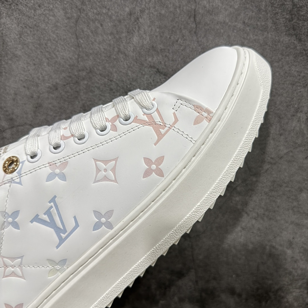 图片[6]-【YS纯原】广奢高端货Louis Vuitton New Arrival 系列 LV Time Out 情侣小白鞋｜ ✦ 小白鞋正统线条：干净、高级、显脚瘦 ✦ 经典 Monogram 老花：辨识度满分，一眼奢侈 ✦ 进口头层小牛皮鞋面：细腻、柔韧、鞋面更挺括 ✦ 羊皮内里：脚感软糯不磨脚，全天穿无压力 ✦ 原楦开发：版型挺拔、比例更精致 ✦ 鞋边立体雕花纹理：细节完全到位，质感直观可见 ✦ 轻量橡胶大底：抓地防滑，上脚轻盈不累 ✦ 情侣款百搭属性：通勤、休闲、旅行全能搭配 ✦ 专柜级包装：原装鞋盒 / 防尘袋 / 配件齐全 尺码：35-45-选品中心