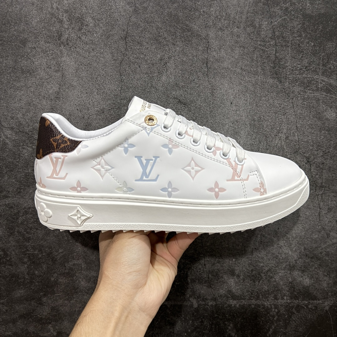 【YS纯原】广奢高端货Louis Vuitton New Arrival 系列 LV Time Out 情侣小白鞋| ✦ 小白鞋正统线条:干净、高级、显脚瘦 ✦ 经典 Monogram 老花:辨识度满分,一眼奢侈 ✦ 进口头层小牛皮鞋面:细腻、柔韧、鞋面更挺括 ✦ 羊皮内里:脚感软糯不磨脚,全天穿无压力 ✦ 原楦开发:版型挺拔、比例更精致 ✦ 鞋边立体雕花纹理:细节完全到位,质感直观可见 ✦ 轻量橡胶大底:抓地防滑,上脚轻盈不累 ✦ 情侣款百搭属性:通勤、休闲、旅行全能搭配 ✦ 专柜级包装:原装鞋盒 / 防尘袋 / 配件齐全 尺码:35-45-选品中心