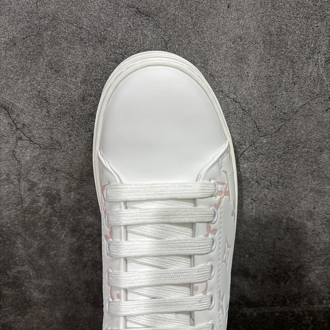 图片[5]-【YS纯原】广奢高端货Louis Vuitton New Arrival 系列 LV Time Out 情侣小白鞋｜ ✦ 小白鞋正统线条：干净、高级、显脚瘦 ✦ 经典 Monogram 老花：辨识度满分，一眼奢侈 ✦ 进口头层小牛皮鞋面：细腻、柔韧、鞋面更挺括 ✦ 羊皮内里：脚感软糯不磨脚，全天穿无压力 ✦ 原楦开发：版型挺拔、比例更精致 ✦ 鞋边立体雕花纹理：细节完全到位，质感直观可见 ✦ 轻量橡胶大底：抓地防滑，上脚轻盈不累 ✦ 情侣款百搭属性：通勤、休闲、旅行全能搭配 ✦ 专柜级包装：原装鞋盒 / 防尘袋 / 配件齐全 尺码：35-45-选品中心