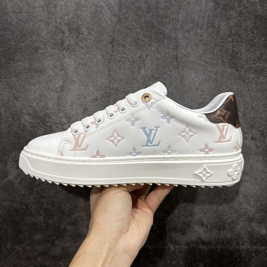 图片[2]-【YS纯原】广奢高端货Louis Vuitton New Arrival 系列 LV Time Out 情侣小白鞋｜ ✦ 小白鞋正统线条：干净、高级、显脚瘦 ✦ 经典 Monogram 老花：辨识度满分，一眼奢侈 ✦ 进口头层小牛皮鞋面：细腻、柔韧、鞋面更挺括 ✦ 羊皮内里：脚感软糯不磨脚，全天穿无压力 ✦ 原楦开发：版型挺拔、比例更精致 ✦ 鞋边立体雕花纹理：细节完全到位，质感直观可见 ✦ 轻量橡胶大底：抓地防滑，上脚轻盈不累 ✦ 情侣款百搭属性：通勤、休闲、旅行全能搭配 ✦ 专柜级包装：原装鞋盒 / 防尘袋 / 配件齐全 尺码：35-45-选品中心
