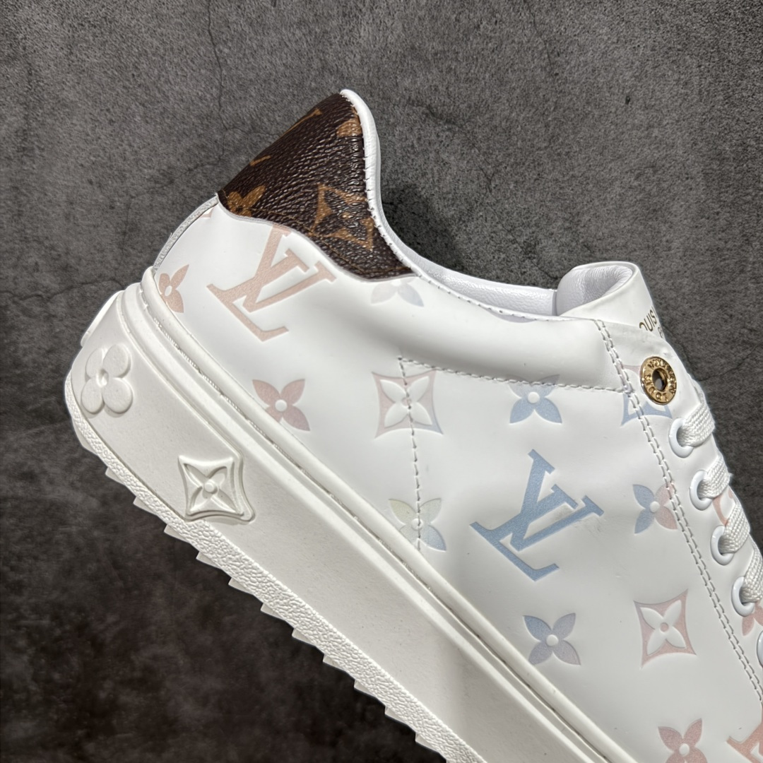 图片[7]-【YS纯原】广奢高端货Louis Vuitton New Arrival 系列 LV Time Out 情侣小白鞋｜ ✦ 小白鞋正统线条：干净、高级、显脚瘦 ✦ 经典 Monogram 老花：辨识度满分，一眼奢侈 ✦ 进口头层小牛皮鞋面：细腻、柔韧、鞋面更挺括 ✦ 羊皮内里：脚感软糯不磨脚，全天穿无压力 ✦ 原楦开发：版型挺拔、比例更精致 ✦ 鞋边立体雕花纹理：细节完全到位，质感直观可见 ✦ 轻量橡胶大底：抓地防滑，上脚轻盈不累 ✦ 情侣款百搭属性：通勤、休闲、旅行全能搭配 ✦ 专柜级包装：原装鞋盒 / 防尘袋 / 配件齐全 尺码：35-45-选品中心