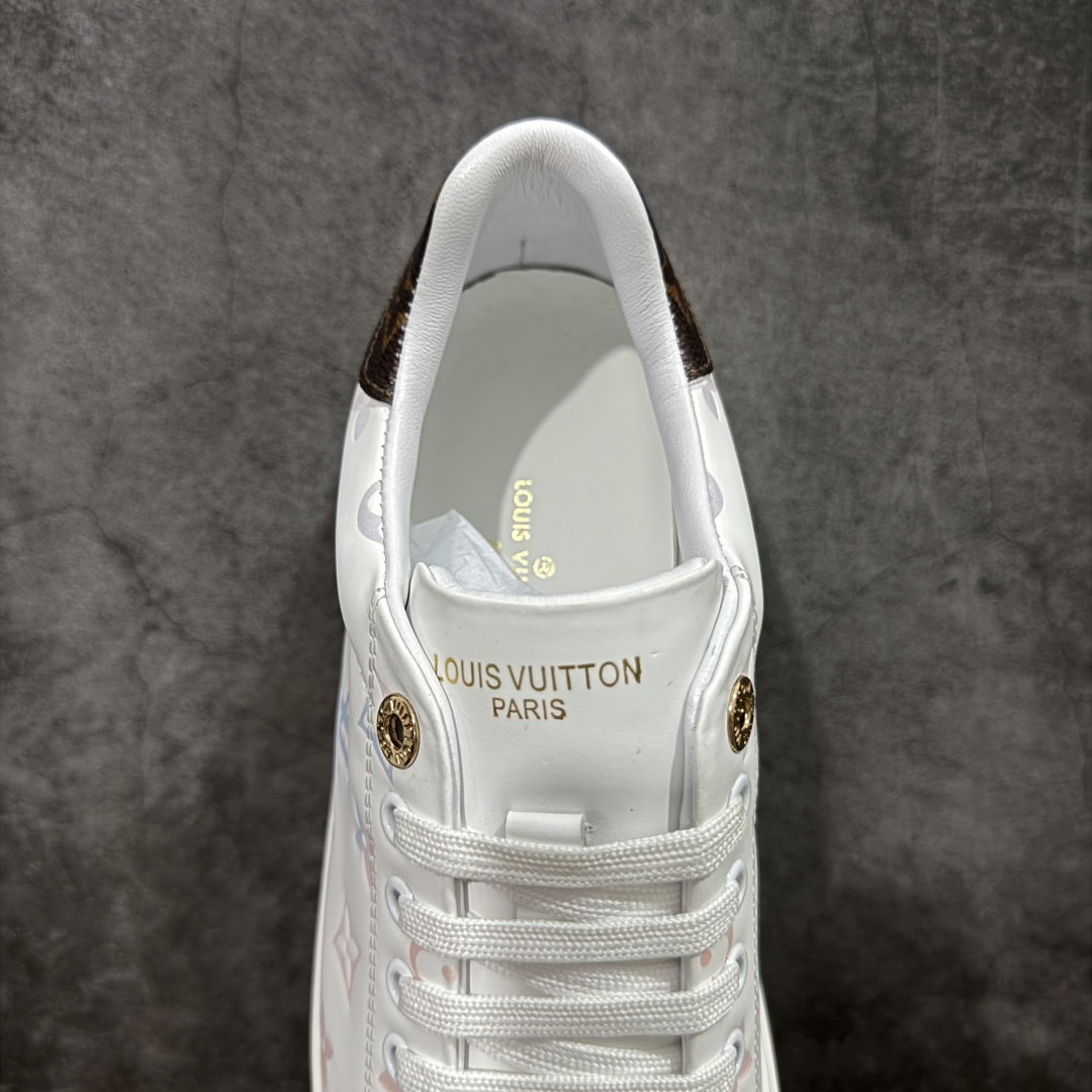 图片[8]-【YS纯原】广奢高端货Louis Vuitton New Arrival 系列 LV Time Out 情侣小白鞋｜ ✦ 小白鞋正统线条：干净、高级、显脚瘦 ✦ 经典 Monogram 老花：辨识度满分，一眼奢侈 ✦ 进口头层小牛皮鞋面：细腻、柔韧、鞋面更挺括 ✦ 羊皮内里：脚感软糯不磨脚，全天穿无压力 ✦ 原楦开发：版型挺拔、比例更精致 ✦ 鞋边立体雕花纹理：细节完全到位，质感直观可见 ✦ 轻量橡胶大底：抓地防滑，上脚轻盈不累 ✦ 情侣款百搭属性：通勤、休闲、旅行全能搭配 ✦ 专柜级包装：原装鞋盒 / 防尘袋 / 配件齐全 尺码：35-45-选品中心