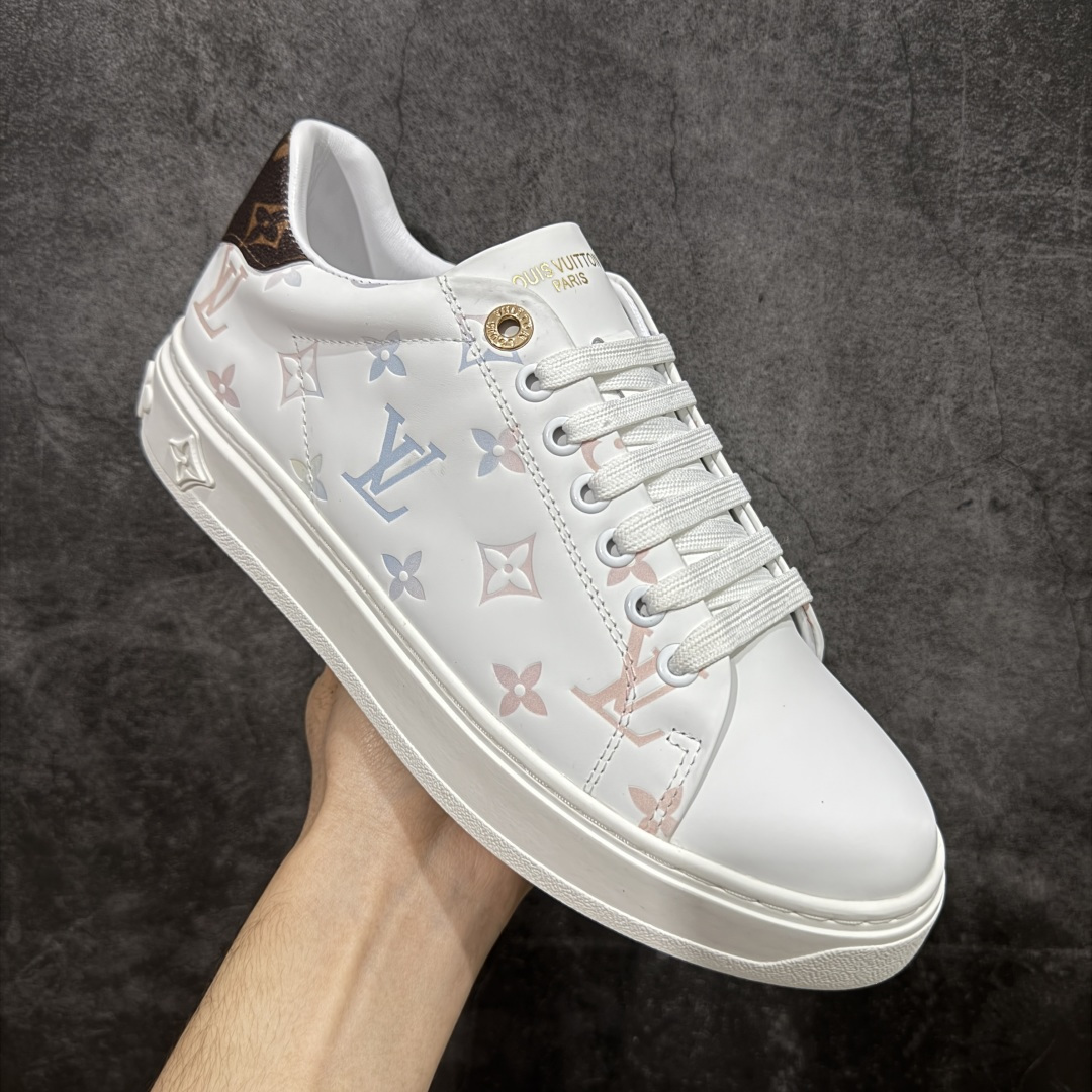 图片[3]-【YS纯原】广奢高端货Louis Vuitton New Arrival 系列 LV Time Out 情侣小白鞋｜ ✦ 小白鞋正统线条：干净、高级、显脚瘦 ✦ 经典 Monogram 老花：辨识度满分，一眼奢侈 ✦ 进口头层小牛皮鞋面：细腻、柔韧、鞋面更挺括 ✦ 羊皮内里：脚感软糯不磨脚，全天穿无压力 ✦ 原楦开发：版型挺拔、比例更精致 ✦ 鞋边立体雕花纹理：细节完全到位，质感直观可见 ✦ 轻量橡胶大底：抓地防滑，上脚轻盈不累 ✦ 情侣款百搭属性：通勤、休闲、旅行全能搭配 ✦ 专柜级包装：原装鞋盒 / 防尘袋 / 配件齐全 尺码：35-45-选品中心