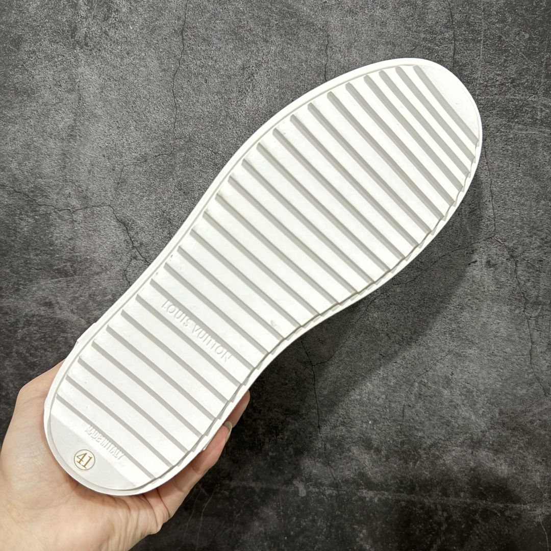 图片[9]-【YS纯原】广奢高端货Louis Vuitton New Arrival 系列 LV Time Out 情侣小白鞋｜ ✦ 小白鞋正统线条：干净、高级、显脚瘦 ✦ 经典 Monogram 老花：辨识度满分，一眼奢侈 ✦ 进口头层小牛皮鞋面：细腻、柔韧、鞋面更挺括 ✦ 羊皮内里：脚感软糯不磨脚，全天穿无压力 ✦ 原楦开发：版型挺拔、比例更精致 ✦ 鞋边立体雕花纹理：细节完全到位，质感直观可见 ✦ 轻量橡胶大底：抓地防滑，上脚轻盈不累 ✦ 情侣款百搭属性：通勤、休闲、旅行全能搭配 ✦ 专柜级包装：原装鞋盒 / 防尘袋 / 配件齐全 尺码：35-45-选品中心