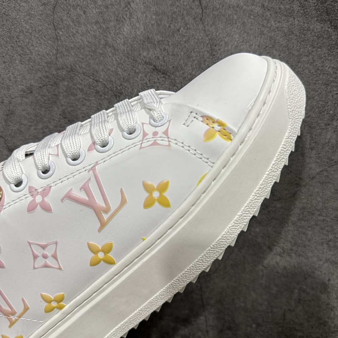 图片[6]-【YS纯原】广奢高端货Louis Vuitton New Arrival 系列 LV Time Out 情侣小白鞋｜ ✦ 小白鞋正统线条：干净、高级、显脚瘦 ✦ 经典 Monogram 老花：辨识度满分，一眼奢侈 ✦ 进口头层小牛皮鞋面：细腻、柔韧、鞋面更挺括 ✦ 羊皮内里：脚感软糯不磨脚，全天穿无压力 ✦ 原楦开发：版型挺拔、比例更精致 ✦ 鞋边立体雕花纹理：细节完全到位，质感直观可见 ✦ 轻量橡胶大底：抓地防滑，上脚轻盈不累 ✦ 情侣款百搭属性：通勤、休闲、旅行全能搭配 ✦ 专柜级包装：原装鞋盒 / 防尘袋 / 配件齐全 尺码：35-45-选品中心