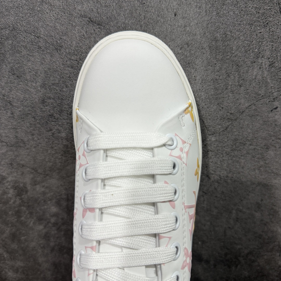 图片[5]-【YS纯原】广奢高端货Louis Vuitton New Arrival 系列 LV Time Out 情侣小白鞋｜ ✦ 小白鞋正统线条：干净、高级、显脚瘦 ✦ 经典 Monogram 老花：辨识度满分，一眼奢侈 ✦ 进口头层小牛皮鞋面：细腻、柔韧、鞋面更挺括 ✦ 羊皮内里：脚感软糯不磨脚，全天穿无压力 ✦ 原楦开发：版型挺拔、比例更精致 ✦ 鞋边立体雕花纹理：细节完全到位，质感直观可见 ✦ 轻量橡胶大底：抓地防滑，上脚轻盈不累 ✦ 情侣款百搭属性：通勤、休闲、旅行全能搭配 ✦ 专柜级包装：原装鞋盒 / 防尘袋 / 配件齐全 尺码：35-45-选品中心