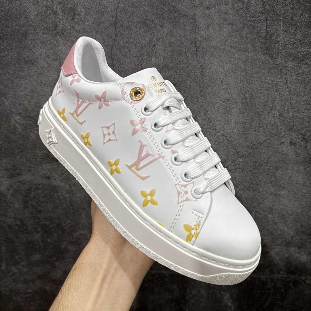 图片[3]-【YS纯原】广奢高端货Louis Vuitton New Arrival 系列 LV Time Out 情侣小白鞋｜ ✦ 小白鞋正统线条：干净、高级、显脚瘦 ✦ 经典 Monogram 老花：辨识度满分，一眼奢侈 ✦ 进口头层小牛皮鞋面：细腻、柔韧、鞋面更挺括 ✦ 羊皮内里：脚感软糯不磨脚，全天穿无压力 ✦ 原楦开发：版型挺拔、比例更精致 ✦ 鞋边立体雕花纹理：细节完全到位，质感直观可见 ✦ 轻量橡胶大底：抓地防滑，上脚轻盈不累 ✦ 情侣款百搭属性：通勤、休闲、旅行全能搭配 ✦ 专柜级包装：原装鞋盒 / 防尘袋 / 配件齐全 尺码：35-45-选品中心