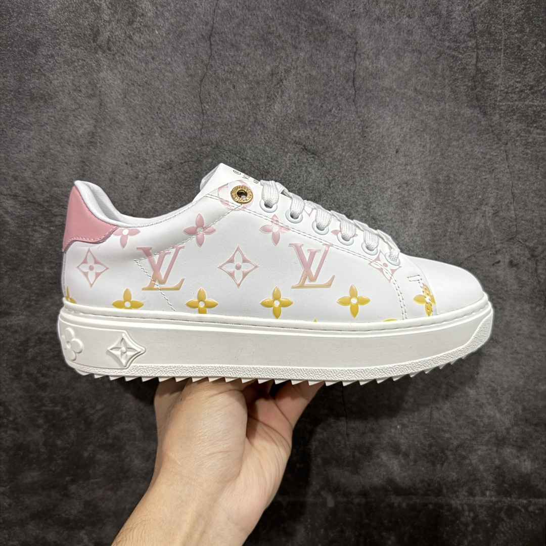 【YS纯原】广奢高端货Louis Vuitton New Arrival 系列 LV Time Out 情侣小白鞋| ✦ 小白鞋正统线条:干净、高级、显脚瘦 ✦ 经典 Monogram 老花:辨识度满分,一眼奢侈 ✦ 进口头层小牛皮鞋面:细腻、柔韧、鞋面更挺括 ✦ 羊皮内里:脚感软糯不磨脚,全天穿无压力 ✦ 原楦开发:版型挺拔、比例更精致 ✦ 鞋边立体雕花纹理:细节完全到位,质感直观可见 ✦ 轻量橡胶大底:抓地防滑,上脚轻盈不累 ✦ 情侣款百搭属性:通勤、休闲、旅行全能搭配 ✦ 专柜级包装:原装鞋盒 / 防尘袋 / 配件齐全 尺码:35-45-选品中心