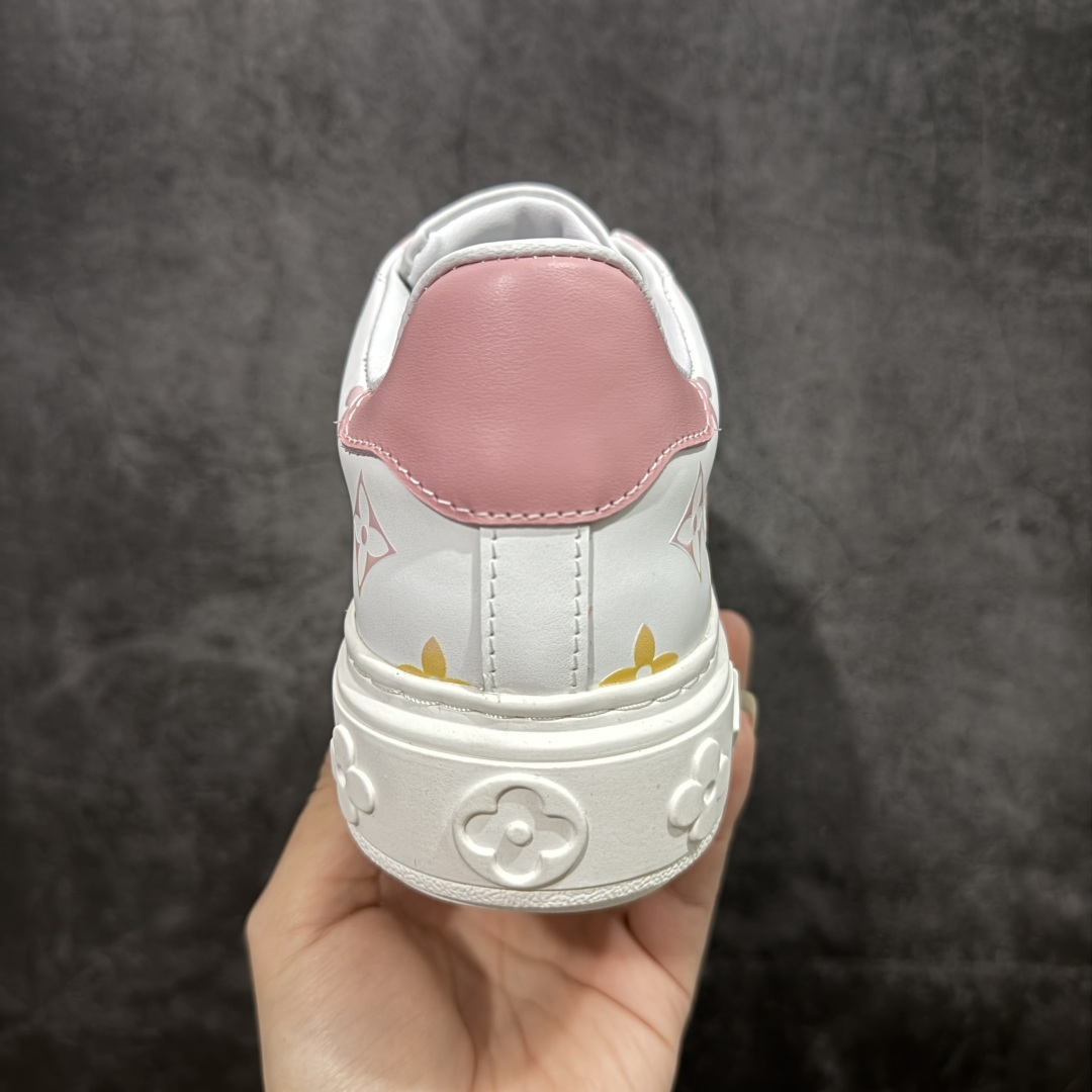 图片[4]-【YS纯原】广奢高端货Louis Vuitton New Arrival 系列 LV Time Out 情侣小白鞋｜ ✦ 小白鞋正统线条：干净、高级、显脚瘦 ✦ 经典 Monogram 老花：辨识度满分，一眼奢侈 ✦ 进口头层小牛皮鞋面：细腻、柔韧、鞋面更挺括 ✦ 羊皮内里：脚感软糯不磨脚，全天穿无压力 ✦ 原楦开发：版型挺拔、比例更精致 ✦ 鞋边立体雕花纹理：细节完全到位，质感直观可见 ✦ 轻量橡胶大底：抓地防滑，上脚轻盈不累 ✦ 情侣款百搭属性：通勤、休闲、旅行全能搭配 ✦ 专柜级包装：原装鞋盒 / 防尘袋 / 配件齐全 尺码：35-45-选品中心