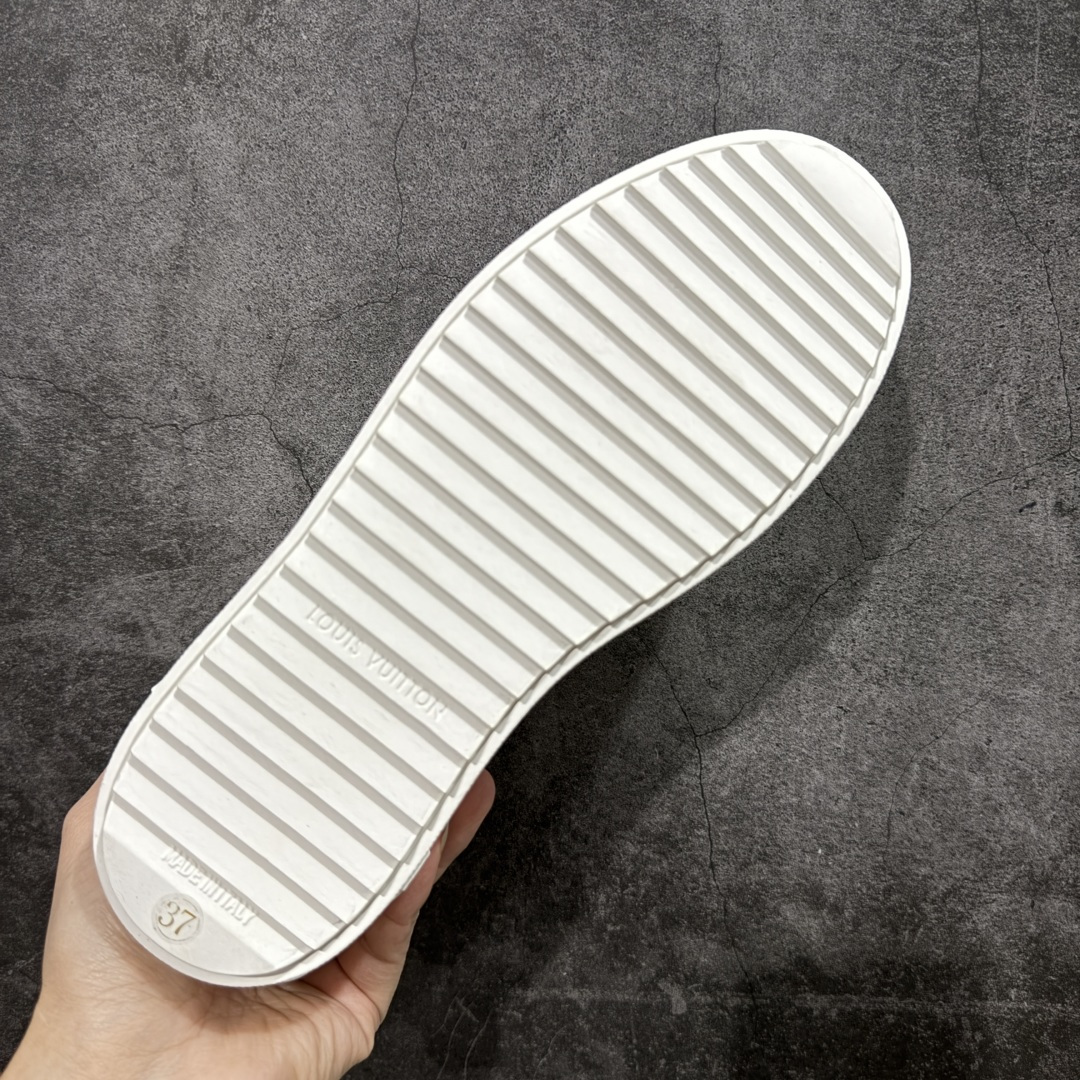 图片[9]-【YS纯原】广奢高端货Louis Vuitton New Arrival 系列 LV Time Out 情侣小白鞋｜ ✦ 小白鞋正统线条：干净、高级、显脚瘦 ✦ 经典 Monogram 老花：辨识度满分，一眼奢侈 ✦ 进口头层小牛皮鞋面：细腻、柔韧、鞋面更挺括 ✦ 羊皮内里：脚感软糯不磨脚，全天穿无压力 ✦ 原楦开发：版型挺拔、比例更精致 ✦ 鞋边立体雕花纹理：细节完全到位，质感直观可见 ✦ 轻量橡胶大底：抓地防滑，上脚轻盈不累 ✦ 情侣款百搭属性：通勤、休闲、旅行全能搭配 ✦ 专柜级包装：原装鞋盒 / 防尘袋 / 配件齐全 尺码：35-45-选品中心