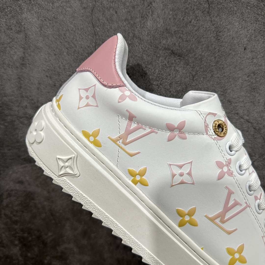 图片[7]-【YS纯原】广奢高端货Louis Vuitton New Arrival 系列 LV Time Out 情侣小白鞋｜ ✦ 小白鞋正统线条：干净、高级、显脚瘦 ✦ 经典 Monogram 老花：辨识度满分，一眼奢侈 ✦ 进口头层小牛皮鞋面：细腻、柔韧、鞋面更挺括 ✦ 羊皮内里：脚感软糯不磨脚，全天穿无压力 ✦ 原楦开发：版型挺拔、比例更精致 ✦ 鞋边立体雕花纹理：细节完全到位，质感直观可见 ✦ 轻量橡胶大底：抓地防滑，上脚轻盈不累 ✦ 情侣款百搭属性：通勤、休闲、旅行全能搭配 ✦ 专柜级包装：原装鞋盒 / 防尘袋 / 配件齐全 尺码：35-45-选品中心