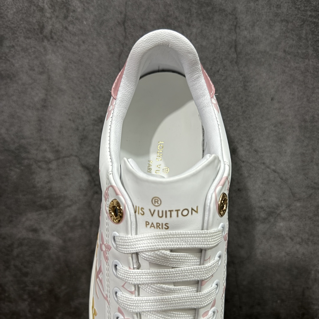 图片[8]-【YS纯原】广奢高端货Louis Vuitton New Arrival 系列 LV Time Out 情侣小白鞋｜ ✦ 小白鞋正统线条：干净、高级、显脚瘦 ✦ 经典 Monogram 老花：辨识度满分，一眼奢侈 ✦ 进口头层小牛皮鞋面：细腻、柔韧、鞋面更挺括 ✦ 羊皮内里：脚感软糯不磨脚，全天穿无压力 ✦ 原楦开发：版型挺拔、比例更精致 ✦ 鞋边立体雕花纹理：细节完全到位，质感直观可见 ✦ 轻量橡胶大底：抓地防滑，上脚轻盈不累 ✦ 情侣款百搭属性：通勤、休闲、旅行全能搭配 ✦ 专柜级包装：原装鞋盒 / 防尘袋 / 配件齐全 尺码：35-45-选品中心