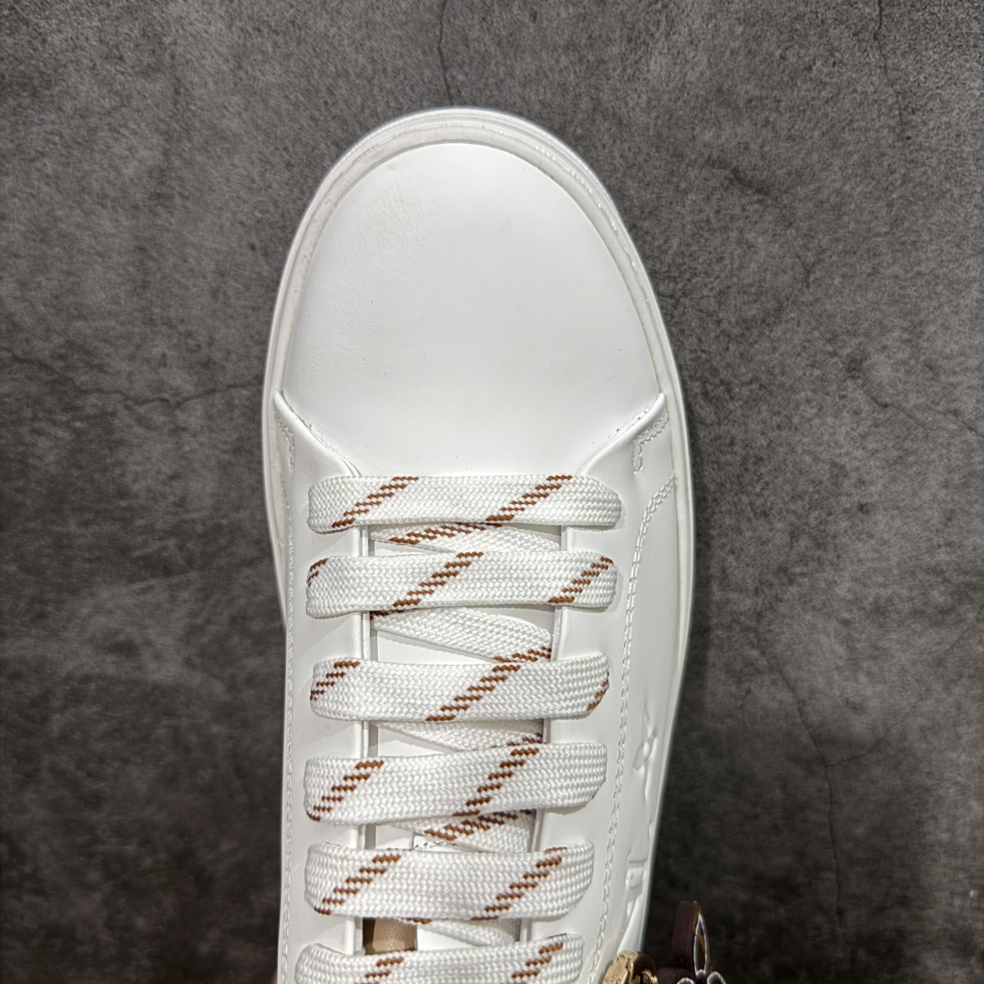 图片[5]-【YS纯原】广奢高端货Louis Vuitton New Arrival 系列 LV Time Out 情侣小白鞋｜ ✦ 小白鞋正统线条：干净、高级、显脚瘦 ✦ 经典 Monogram 老花：辨识度满分，一眼奢侈 ✦ 进口头层小牛皮鞋面：细腻、柔韧、鞋面更挺括 ✦ 羊皮内里：脚感软糯不磨脚，全天穿无压力 ✦ 原楦开发：版型挺拔、比例更精致 ✦ 鞋边立体雕花纹理：细节完全到位，质感直观可见 ✦ 轻量橡胶大底：抓地防滑，上脚轻盈不累 ✦ 情侣款百搭属性：通勤、休闲、旅行全能搭配 ✦ 专柜级包装：原装鞋盒 / 防尘袋 / 配件齐全 尺码：35-45-选品中心