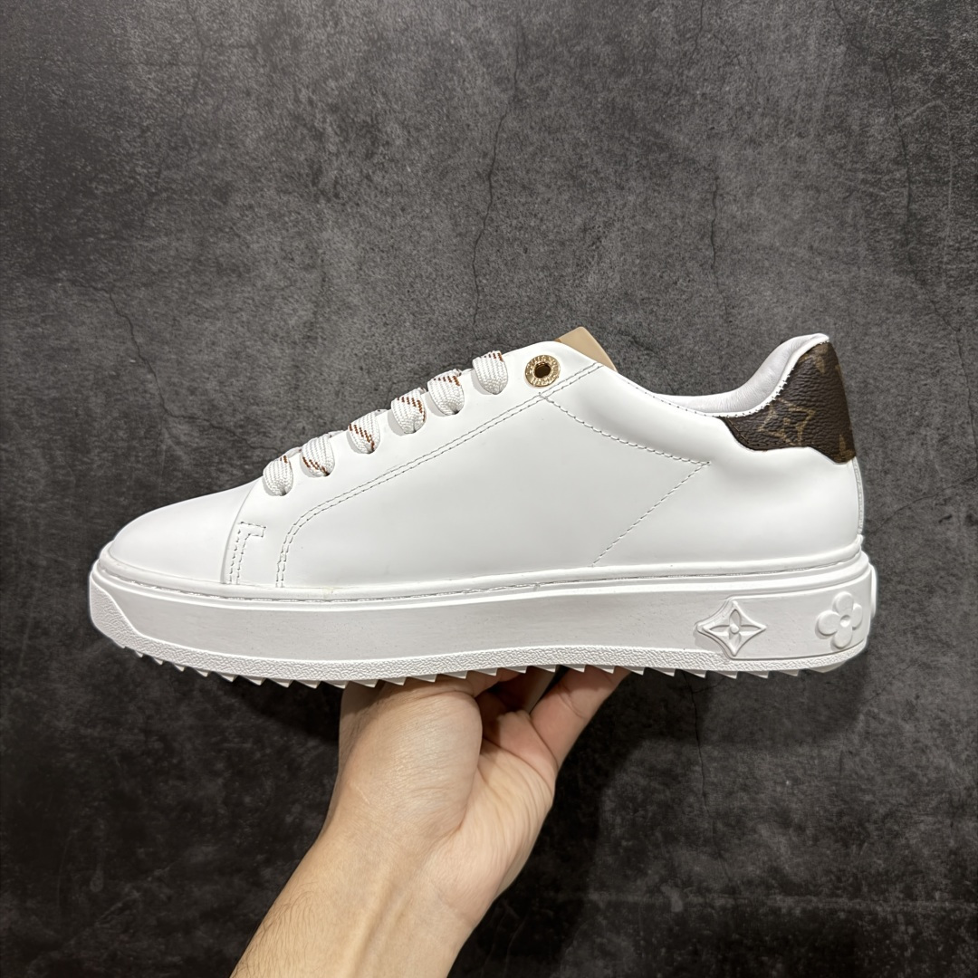 图片[2]-【YS纯原】广奢高端货Louis Vuitton New Arrival 系列 LV Time Out 情侣小白鞋｜ ✦ 小白鞋正统线条：干净、高级、显脚瘦 ✦ 经典 Monogram 老花：辨识度满分，一眼奢侈 ✦ 进口头层小牛皮鞋面：细腻、柔韧、鞋面更挺括 ✦ 羊皮内里：脚感软糯不磨脚，全天穿无压力 ✦ 原楦开发：版型挺拔、比例更精致 ✦ 鞋边立体雕花纹理：细节完全到位，质感直观可见 ✦ 轻量橡胶大底：抓地防滑，上脚轻盈不累 ✦ 情侣款百搭属性：通勤、休闲、旅行全能搭配 ✦ 专柜级包装：原装鞋盒 / 防尘袋 / 配件齐全 尺码：35-45-选品中心