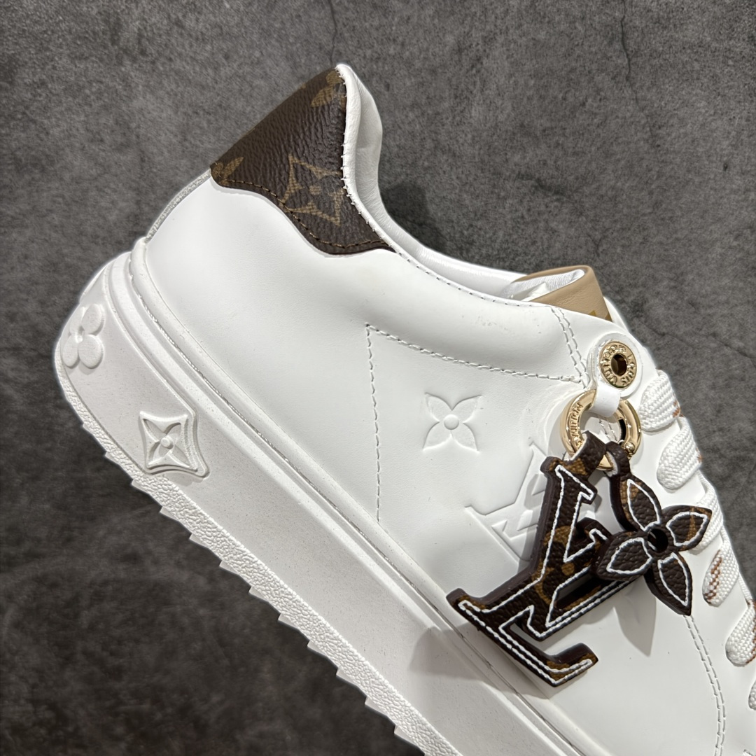 图片[7]-【YS纯原】广奢高端货Louis Vuitton New Arrival 系列 LV Time Out 情侣小白鞋｜ ✦ 小白鞋正统线条：干净、高级、显脚瘦 ✦ 经典 Monogram 老花：辨识度满分，一眼奢侈 ✦ 进口头层小牛皮鞋面：细腻、柔韧、鞋面更挺括 ✦ 羊皮内里：脚感软糯不磨脚，全天穿无压力 ✦ 原楦开发：版型挺拔、比例更精致 ✦ 鞋边立体雕花纹理：细节完全到位，质感直观可见 ✦ 轻量橡胶大底：抓地防滑，上脚轻盈不累 ✦ 情侣款百搭属性：通勤、休闲、旅行全能搭配 ✦ 专柜级包装：原装鞋盒 / 防尘袋 / 配件齐全 尺码：35-45-选品中心