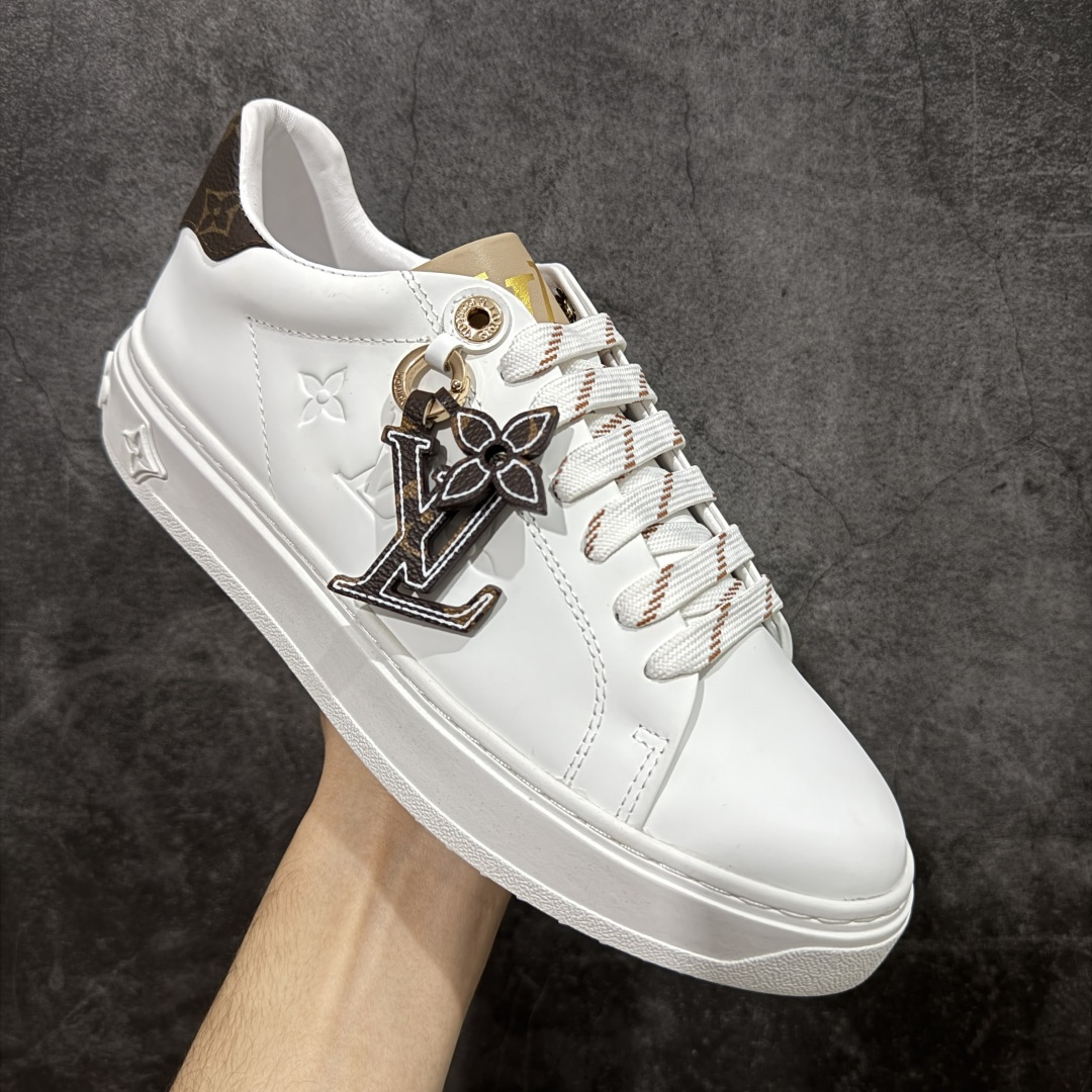 图片[3]-【YS纯原】广奢高端货Louis Vuitton New Arrival 系列 LV Time Out 情侣小白鞋｜ ✦ 小白鞋正统线条：干净、高级、显脚瘦 ✦ 经典 Monogram 老花：辨识度满分，一眼奢侈 ✦ 进口头层小牛皮鞋面：细腻、柔韧、鞋面更挺括 ✦ 羊皮内里：脚感软糯不磨脚，全天穿无压力 ✦ 原楦开发：版型挺拔、比例更精致 ✦ 鞋边立体雕花纹理：细节完全到位，质感直观可见 ✦ 轻量橡胶大底：抓地防滑，上脚轻盈不累 ✦ 情侣款百搭属性：通勤、休闲、旅行全能搭配 ✦ 专柜级包装：原装鞋盒 / 防尘袋 / 配件齐全 尺码：35-45-选品中心