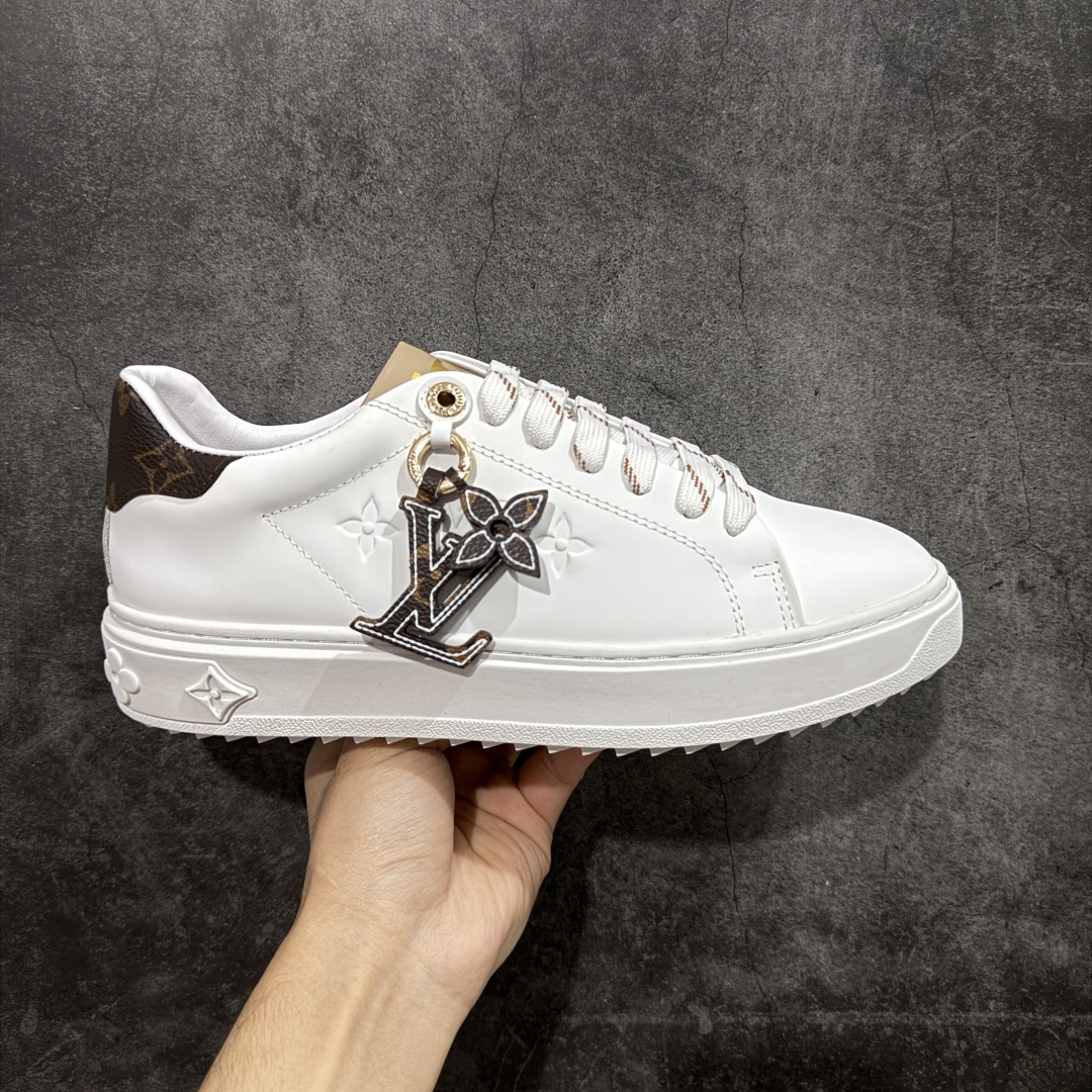 【YS纯原】广奢高端货Louis Vuitton New Arrival 系列 LV Time Out 情侣小白鞋| ✦ 小白鞋正统线条:干净、高级、显脚瘦 ✦ 经典 Monogram 老花:辨识度满分,一眼奢侈 ✦ 进口头层小牛皮鞋面:细腻、柔韧、鞋面更挺括 ✦ 羊皮内里:脚感软糯不磨脚,全天穿无压力 ✦ 原楦开发:版型挺拔、比例更精致 ✦ 鞋边立体雕花纹理:细节完全到位,质感直观可见 ✦ 轻量橡胶大底:抓地防滑,上脚轻盈不累 ✦ 情侣款百搭属性:通勤、休闲、旅行全能搭配 ✦ 专柜级包装:原装鞋盒 / 防尘袋 / 配件齐全 尺码:35-45-选品中心