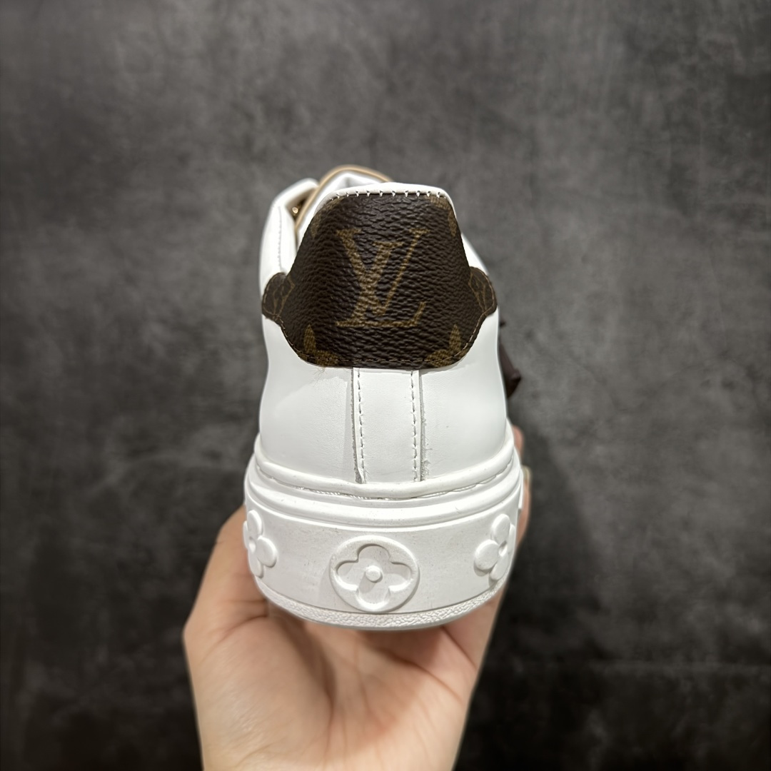 图片[4]-【YS纯原】广奢高端货Louis Vuitton New Arrival 系列 LV Time Out 情侣小白鞋｜ ✦ 小白鞋正统线条：干净、高级、显脚瘦 ✦ 经典 Monogram 老花：辨识度满分，一眼奢侈 ✦ 进口头层小牛皮鞋面：细腻、柔韧、鞋面更挺括 ✦ 羊皮内里：脚感软糯不磨脚，全天穿无压力 ✦ 原楦开发：版型挺拔、比例更精致 ✦ 鞋边立体雕花纹理：细节完全到位，质感直观可见 ✦ 轻量橡胶大底：抓地防滑，上脚轻盈不累 ✦ 情侣款百搭属性：通勤、休闲、旅行全能搭配 ✦ 专柜级包装：原装鞋盒 / 防尘袋 / 配件齐全 尺码：35-45-选品中心