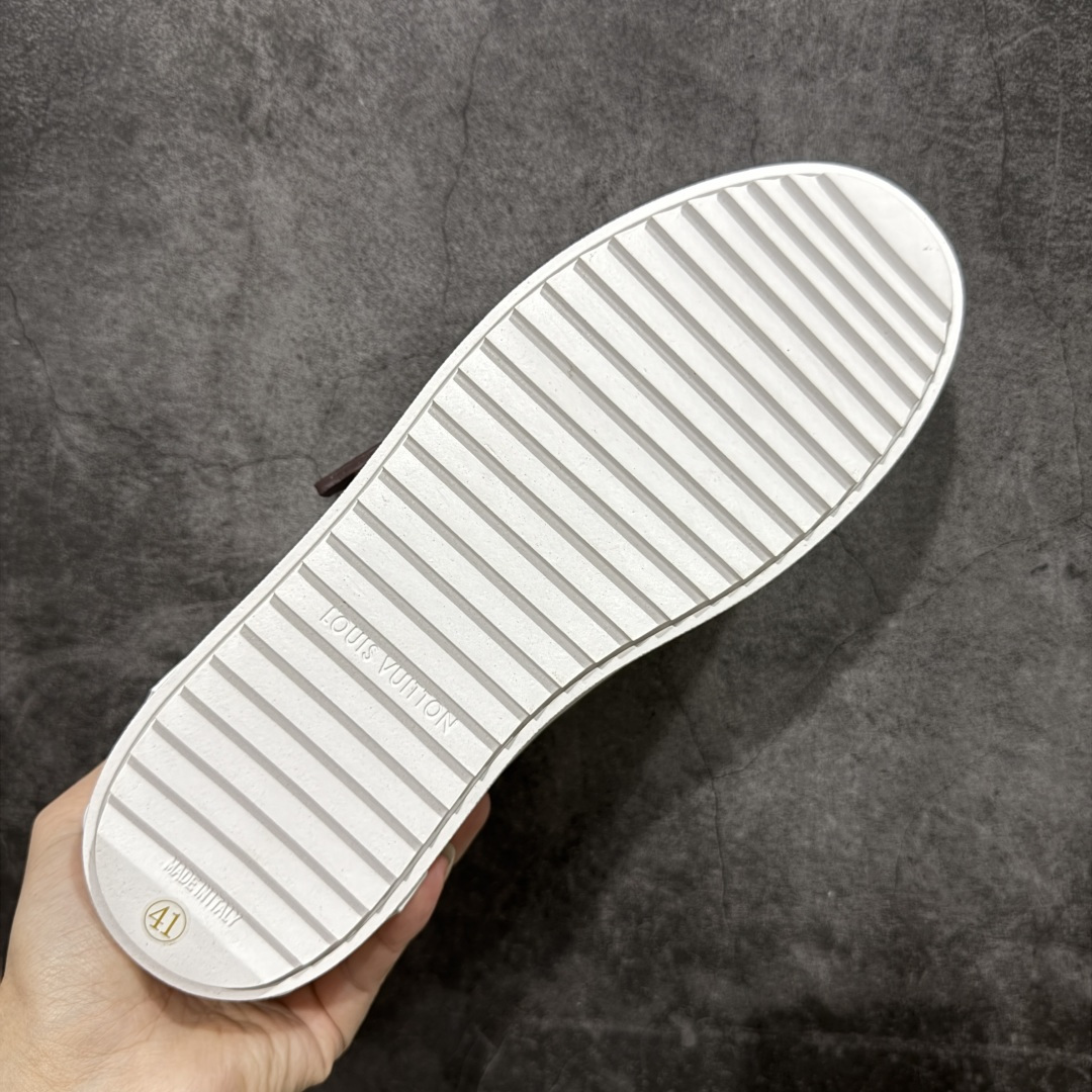 图片[9]-【YS纯原】广奢高端货Louis Vuitton New Arrival 系列 LV Time Out 情侣小白鞋｜ ✦ 小白鞋正统线条：干净、高级、显脚瘦 ✦ 经典 Monogram 老花：辨识度满分，一眼奢侈 ✦ 进口头层小牛皮鞋面：细腻、柔韧、鞋面更挺括 ✦ 羊皮内里：脚感软糯不磨脚，全天穿无压力 ✦ 原楦开发：版型挺拔、比例更精致 ✦ 鞋边立体雕花纹理：细节完全到位，质感直观可见 ✦ 轻量橡胶大底：抓地防滑，上脚轻盈不累 ✦ 情侣款百搭属性：通勤、休闲、旅行全能搭配 ✦ 专柜级包装：原装鞋盒 / 防尘袋 / 配件齐全 尺码：35-45-选品中心