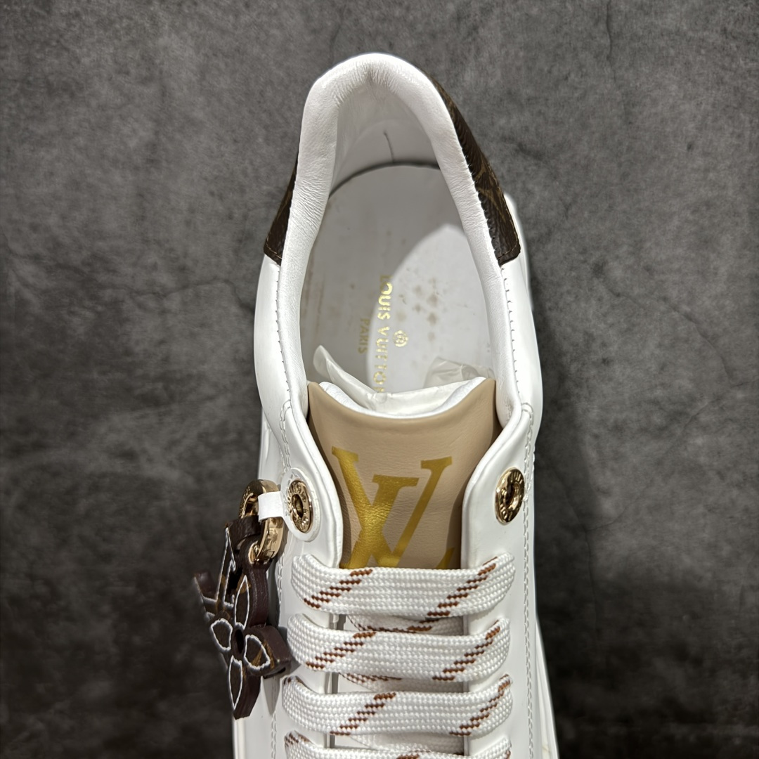 图片[8]-【YS纯原】广奢高端货Louis Vuitton New Arrival 系列 LV Time Out 情侣小白鞋｜ ✦ 小白鞋正统线条：干净、高级、显脚瘦 ✦ 经典 Monogram 老花：辨识度满分，一眼奢侈 ✦ 进口头层小牛皮鞋面：细腻、柔韧、鞋面更挺括 ✦ 羊皮内里：脚感软糯不磨脚，全天穿无压力 ✦ 原楦开发：版型挺拔、比例更精致 ✦ 鞋边立体雕花纹理：细节完全到位，质感直观可见 ✦ 轻量橡胶大底：抓地防滑，上脚轻盈不累 ✦ 情侣款百搭属性：通勤、休闲、旅行全能搭配 ✦ 专柜级包装：原装鞋盒 / 防尘袋 / 配件齐全 尺码：35-45-选品中心