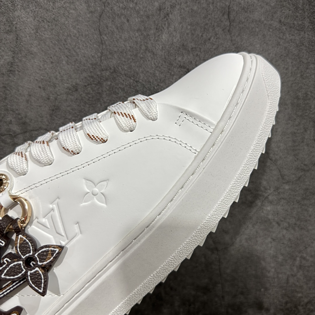 图片[6]-【YS纯原】广奢高端货Louis Vuitton New Arrival 系列 LV Time Out 情侣小白鞋｜ ✦ 小白鞋正统线条：干净、高级、显脚瘦 ✦ 经典 Monogram 老花：辨识度满分，一眼奢侈 ✦ 进口头层小牛皮鞋面：细腻、柔韧、鞋面更挺括 ✦ 羊皮内里：脚感软糯不磨脚，全天穿无压力 ✦ 原楦开发：版型挺拔、比例更精致 ✦ 鞋边立体雕花纹理：细节完全到位，质感直观可见 ✦ 轻量橡胶大底：抓地防滑，上脚轻盈不累 ✦ 情侣款百搭属性：通勤、休闲、旅行全能搭配 ✦ 专柜级包装：原装鞋盒 / 防尘袋 / 配件齐全 尺码：35-45-选品中心