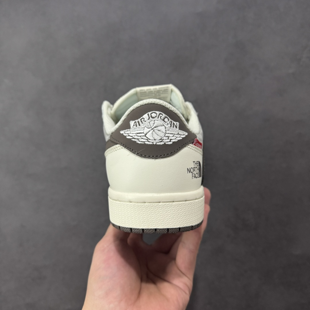 图片[4]-【定制版】Travis Scott x Fragment Design x Jordan Air Jordan 1 LowOG sP\”北面三方联名-米灰猪八革”多方联名合作融合了 Trav灰勾sScot独特的音乐风格，藤原浩个性的设计风格以及Jordan品牌的经典元素 使其成为一双具有独特身份和价值的鞋子 清新而立体的外观加上联名标识更突出了其独特身份 这种配色方案显示出活力和时尚感 在视觉上引人注目鞋身的质感和细腻的细节处理使其显得高端而格调十足这款”倒钩”联名是设计与创意完美结合 融合多方的个性风格是一款备受瞩目的潮流鞋款 低帮休闲板鞋 定制鞋盒大厂纯原品质出货 超高清洁瓜皮料切割干净无任何毛边 细节完美 货号：DM7866-127 尺码： 36 36.5 37.5 38 38.5 39 40 40.5 41 42 42.5 43 44.5 45-选品中心