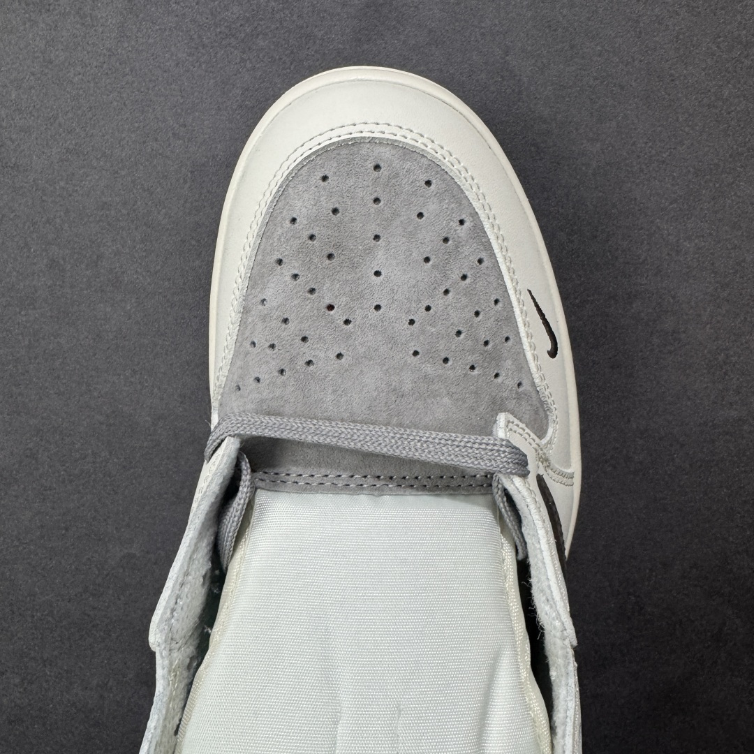 图片[8]-【定制版】Travis Scott x Fragment Design x Jordan Air Jordan 1 LowOG sP\”北面三方联名-米灰猪八革”多方联名合作融合了 Trav灰勾sScot独特的音乐风格，藤原浩个性的设计风格以及Jordan品牌的经典元素 使其成为一双具有独特身份和价值的鞋子 清新而立体的外观加上联名标识更突出了其独特身份 这种配色方案显示出活力和时尚感 在视觉上引人注目鞋身的质感和细腻的细节处理使其显得高端而格调十足这款”倒钩”联名是设计与创意完美结合 融合多方的个性风格是一款备受瞩目的潮流鞋款 低帮休闲板鞋 定制鞋盒大厂纯原品质出货 超高清洁瓜皮料切割干净无任何毛边 细节完美 货号：DM7866-127 尺码： 36 36.5 37.5 38 38.5 39 40 40.5 41 42 42.5 43 44.5 45-选品中心