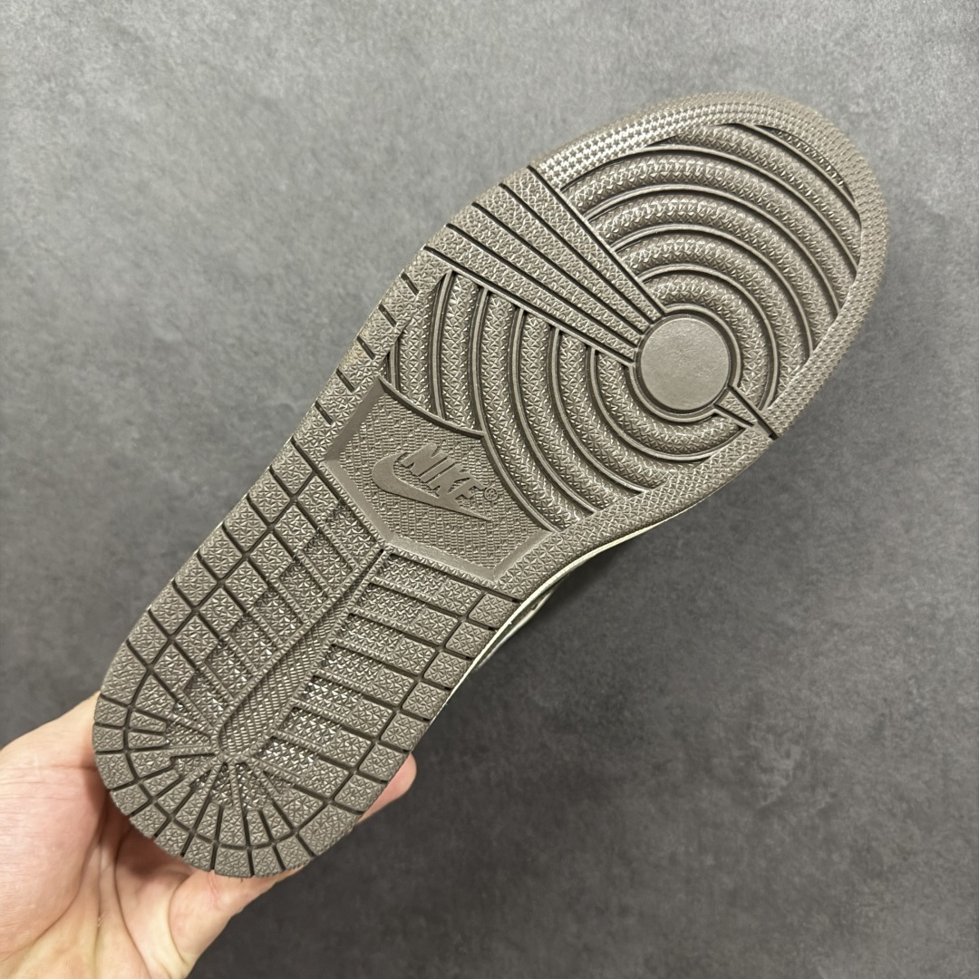 图片[9]-【定制版】Travis Scott x Fragment Design x Jordan Air Jordan 1 LowOG sP\”北面三方联名-米灰猪八革”多方联名合作融合了 Trav灰勾sScot独特的音乐风格，藤原浩个性的设计风格以及Jordan品牌的经典元素 使其成为一双具有独特身份和价值的鞋子 清新而立体的外观加上联名标识更突出了其独特身份 这种配色方案显示出活力和时尚感 在视觉上引人注目鞋身的质感和细腻的细节处理使其显得高端而格调十足这款”倒钩”联名是设计与创意完美结合 融合多方的个性风格是一款备受瞩目的潮流鞋款 低帮休闲板鞋 定制鞋盒大厂纯原品质出货 超高清洁瓜皮料切割干净无任何毛边 细节完美 货号：DM7866-127 尺码： 36 36.5 37.5 38 38.5 39 40 40.5 41 42 42.5 43 44.5 45-选品中心