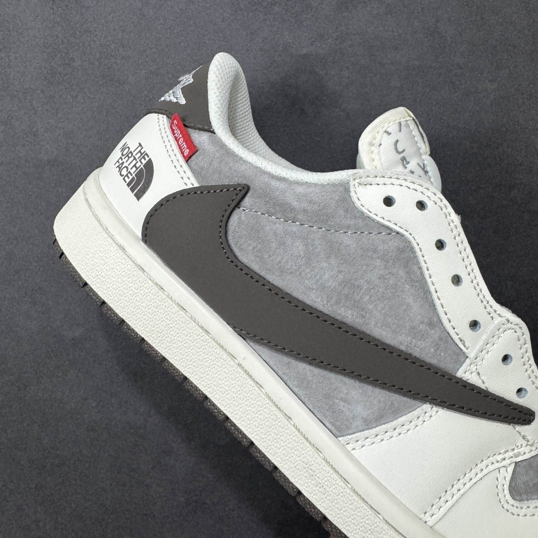 图片[6]-【定制版】Travis Scott x Fragment Design x Jordan Air Jordan 1 LowOG sP\”北面三方联名-米灰猪八革”多方联名合作融合了 Trav灰勾sScot独特的音乐风格，藤原浩个性的设计风格以及Jordan品牌的经典元素 使其成为一双具有独特身份和价值的鞋子 清新而立体的外观加上联名标识更突出了其独特身份 这种配色方案显示出活力和时尚感 在视觉上引人注目鞋身的质感和细腻的细节处理使其显得高端而格调十足这款”倒钩”联名是设计与创意完美结合 融合多方的个性风格是一款备受瞩目的潮流鞋款 低帮休闲板鞋 定制鞋盒大厂纯原品质出货 超高清洁瓜皮料切割干净无任何毛边 细节完美 货号：DM7866-127 尺码： 36 36.5 37.5 38 38.5 39 40 40.5 41 42 42.5 43 44.5 45-选品中心