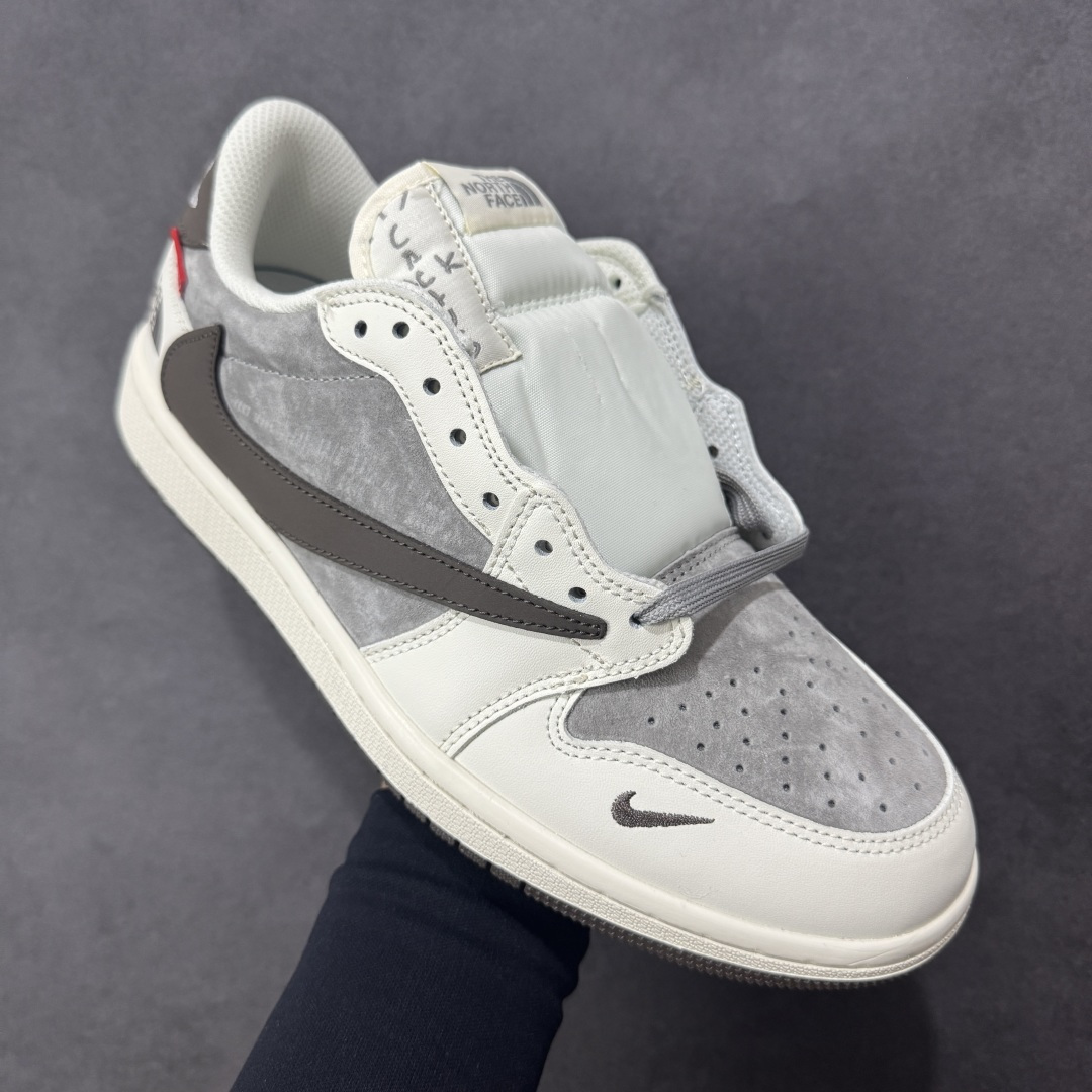 图片[3]-【定制版】Travis Scott x Fragment Design x Jordan Air Jordan 1 LowOG sP\”北面三方联名-米灰猪八革”多方联名合作融合了 Trav灰勾sScot独特的音乐风格，藤原浩个性的设计风格以及Jordan品牌的经典元素 使其成为一双具有独特身份和价值的鞋子 清新而立体的外观加上联名标识更突出了其独特身份 这种配色方案显示出活力和时尚感 在视觉上引人注目鞋身的质感和细腻的细节处理使其显得高端而格调十足这款”倒钩”联名是设计与创意完美结合 融合多方的个性风格是一款备受瞩目的潮流鞋款 低帮休闲板鞋 定制鞋盒大厂纯原品质出货 超高清洁瓜皮料切割干净无任何毛边 细节完美 货号：DM7866-127 尺码： 36 36.5 37.5 38 38.5 39 40 40.5 41 42 42.5 43 44.5 45-选品中心